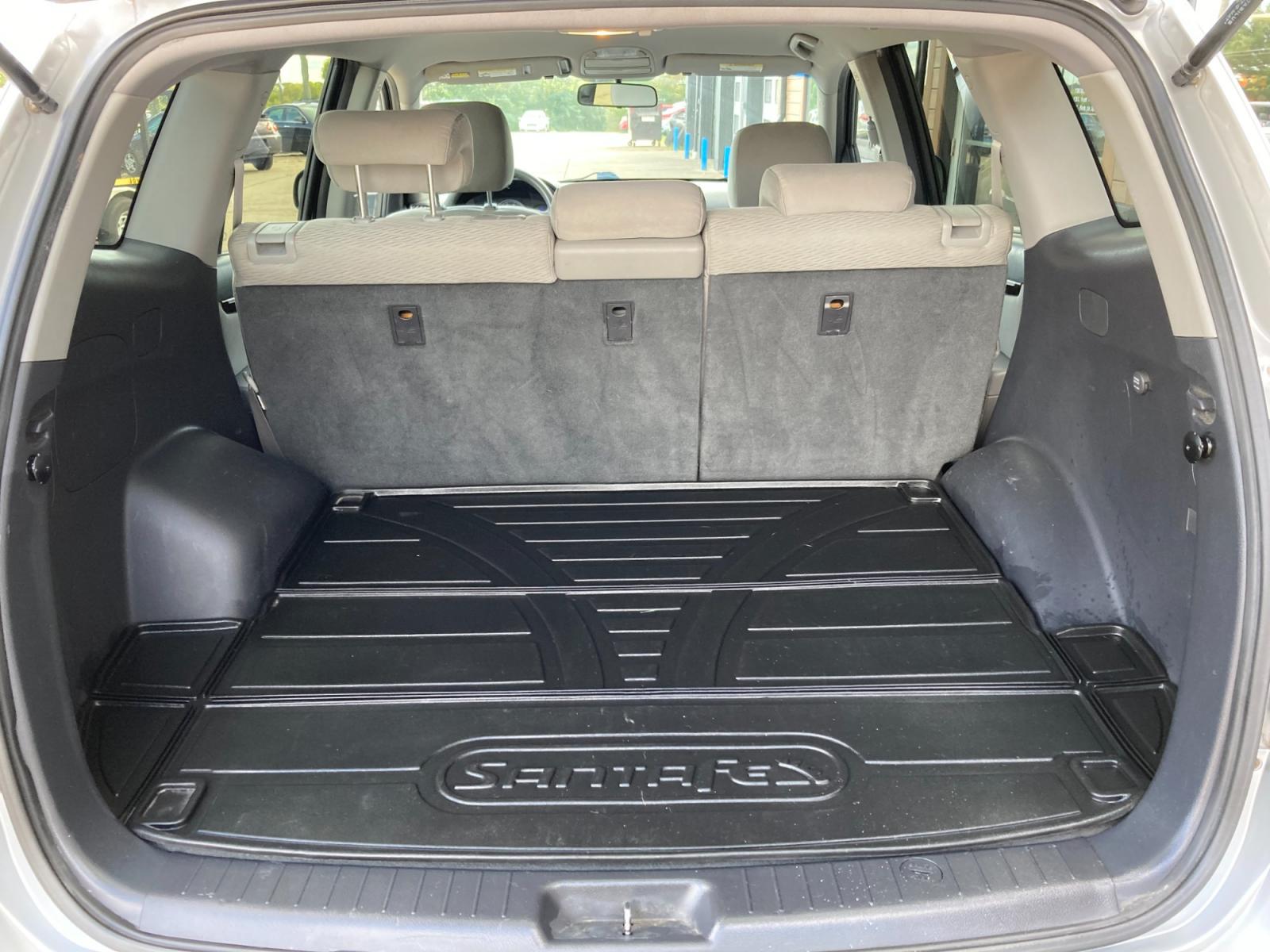 2009 Silver Hyundai Santa Fe GLS (5NMSG13D59H) with an 2.7L V6 DOHC 24V engine, located at 1800 South Ihm Blvd, Freeport, IL, 61032, (815) 232-5543, 42.278645, -89.607994 - Santa Fe GLS 4D SUV FWD - Photo #8