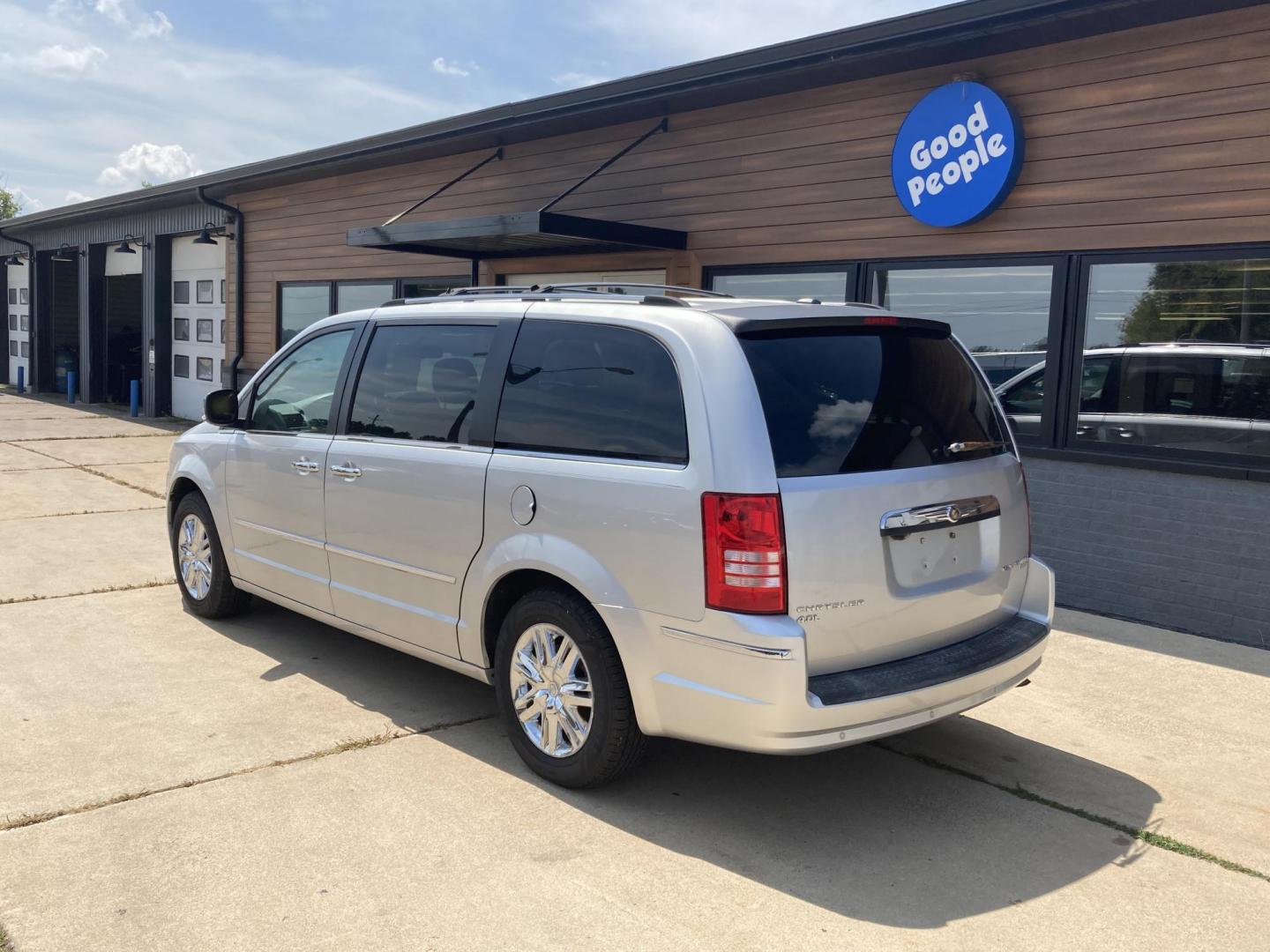 2009 Silver Met Chrysler Town and Country Limited (2A8HR64XX9R) with an 4.0L V6 SOHC 24V engine, 6-Speed Automatic transmission, located at 1800 South Ihm Blvd, Freeport, IL, 61032, (815) 232-5543, 42.278645, -89.607994 - Photo#1