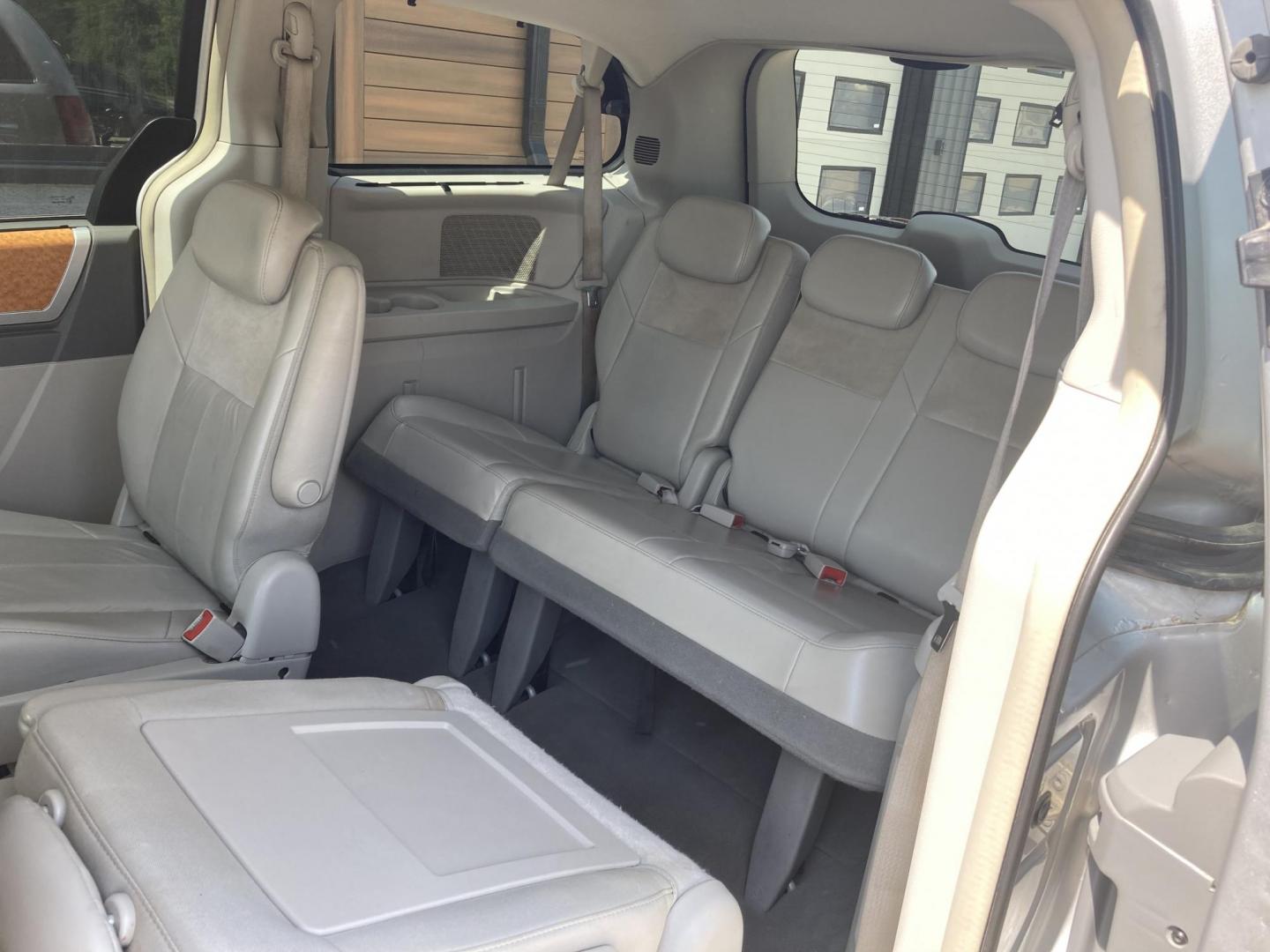 2009 Silver Met Chrysler Town and Country Limited (2A8HR64XX9R) with an 4.0L V6 SOHC 24V engine, 6-Speed Automatic transmission, located at 1800 South Ihm Blvd, Freeport, IL, 61032, (815) 232-5543, 42.278645, -89.607994 - Photo#8