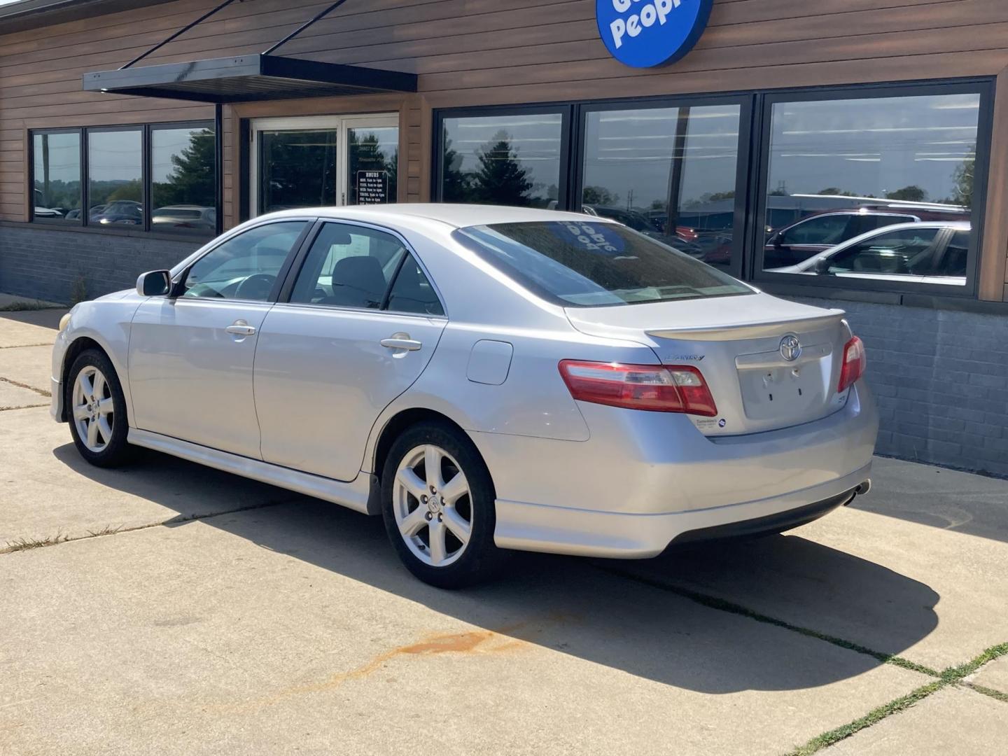2009 Silver Mist met. Toyota Camry CE 5-Spd AT (4T1BE46K19U) with an 2.4L L4 DOHC 16V engine, 5-Speed Automatic Overdrive transmission, located at 1800 South Ihm Blvd, Freeport, IL, 61032, (815) 232-5543, 42.278645, -89.607994 - Photo#3