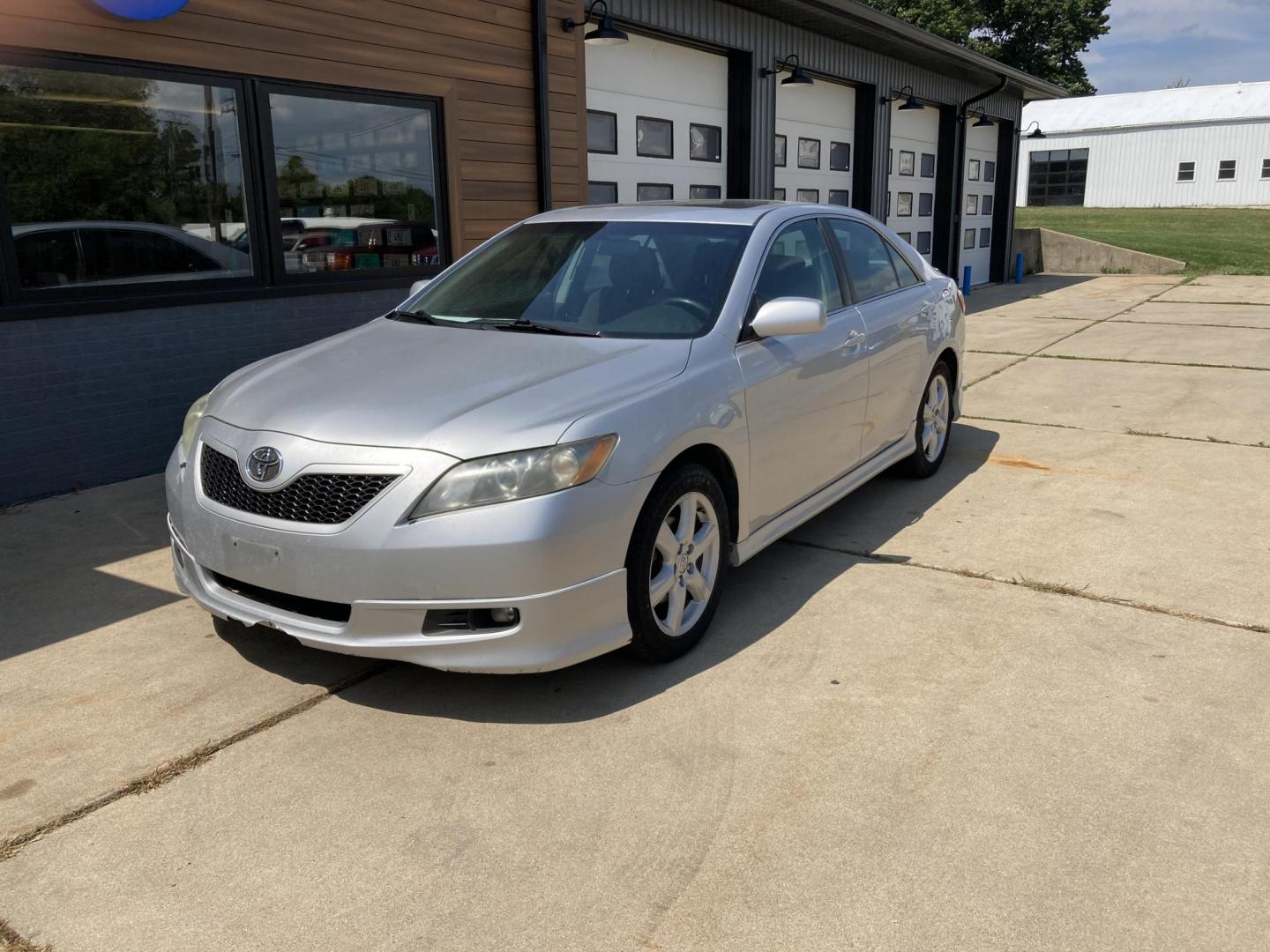 2009 Silver Mist met. Toyota Camry CE 5-Spd AT (4T1BE46K19U) with an 2.4L L4 DOHC 16V engine, 5-Speed Automatic Overdrive transmission, located at 1800 South Ihm Blvd, Freeport, IL, 61032, (815) 232-5543, 42.278645, -89.607994 - Photo#0