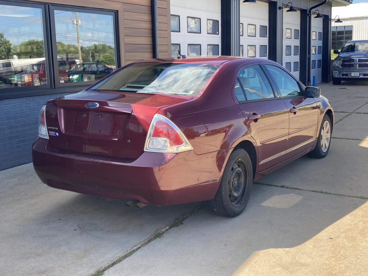2007 Maroon Ford Fusion S (3FAHP06Z17R) with an 2.3L L4 DOHC 16V engine, located at 1800 South Ihm Blvd, Freeport, IL, 61032, (815) 232-5543, 42.278645, -89.607994 - Fusion S 4D Sedan 4 Cyl - Photo#2