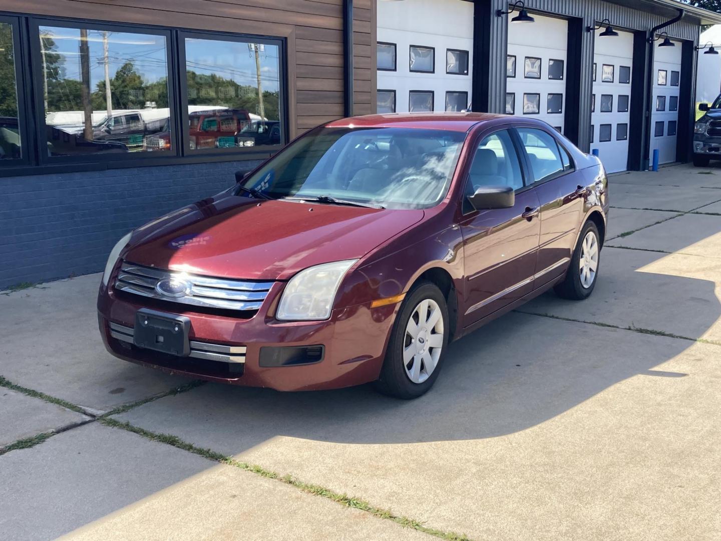 2007 Maroon Ford Fusion S (3FAHP06Z17R) with an 2.3L L4 DOHC 16V engine, located at 1800 South Ihm Blvd, Freeport, IL, 61032, (815) 232-5543, 42.278645, -89.607994 - Fusion S 4D Sedan 4 Cyl - Photo#3