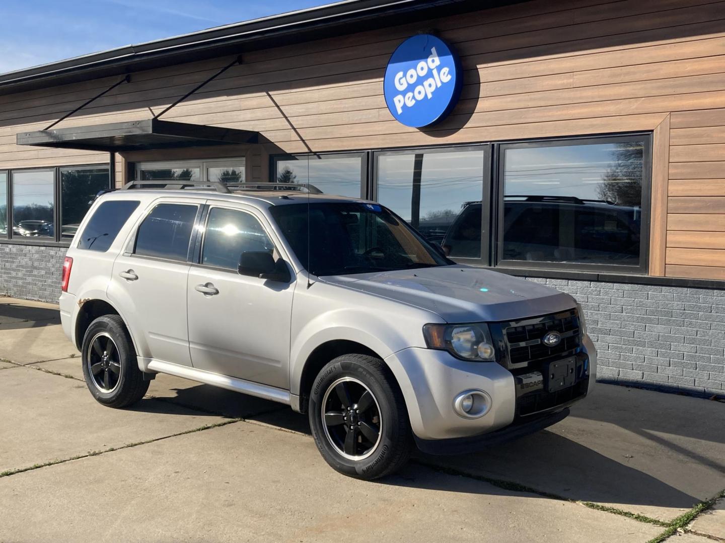 2009 Billet Silver Ford Escape XLT FWD I4 (1FMCU03729K) with an 2.5L L4 DOHC 16V engine, 4-Speed Automatic Overdrive transmission, located at 1800 South Ihm Blvd, Freeport, IL, 61032, (815) 232-5543, 42.278645, -89.607994 - Photo#0