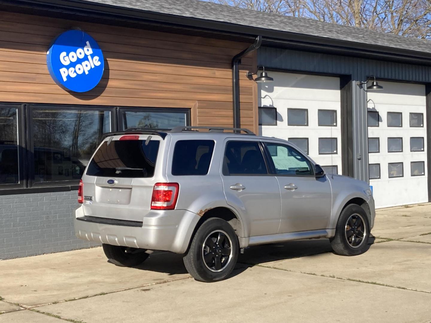 2009 Billet Silver Ford Escape XLT FWD I4 (1FMCU03729K) with an 2.5L L4 DOHC 16V engine, 4-Speed Automatic Overdrive transmission, located at 1800 South Ihm Blvd, Freeport, IL, 61032, (815) 232-5543, 42.278645, -89.607994 - Photo#1