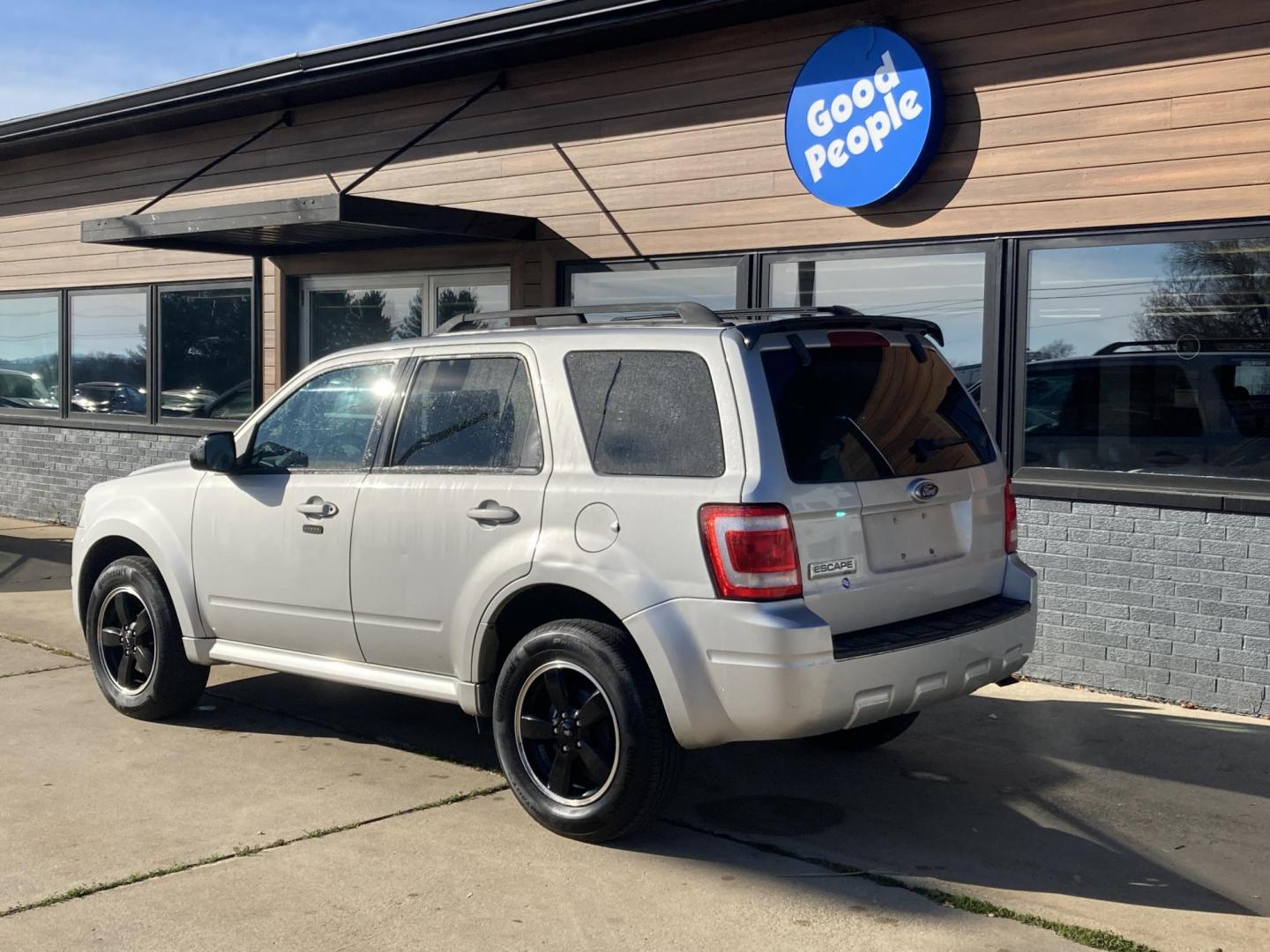 2009 Billet Silver Ford Escape XLT FWD I4 (1FMCU03729K) with an 2.5L L4 DOHC 16V engine, 4-Speed Automatic Overdrive transmission, located at 1800 South Ihm Blvd, Freeport, IL, 61032, (815) 232-5543, 42.278645, -89.607994 - Photo#2