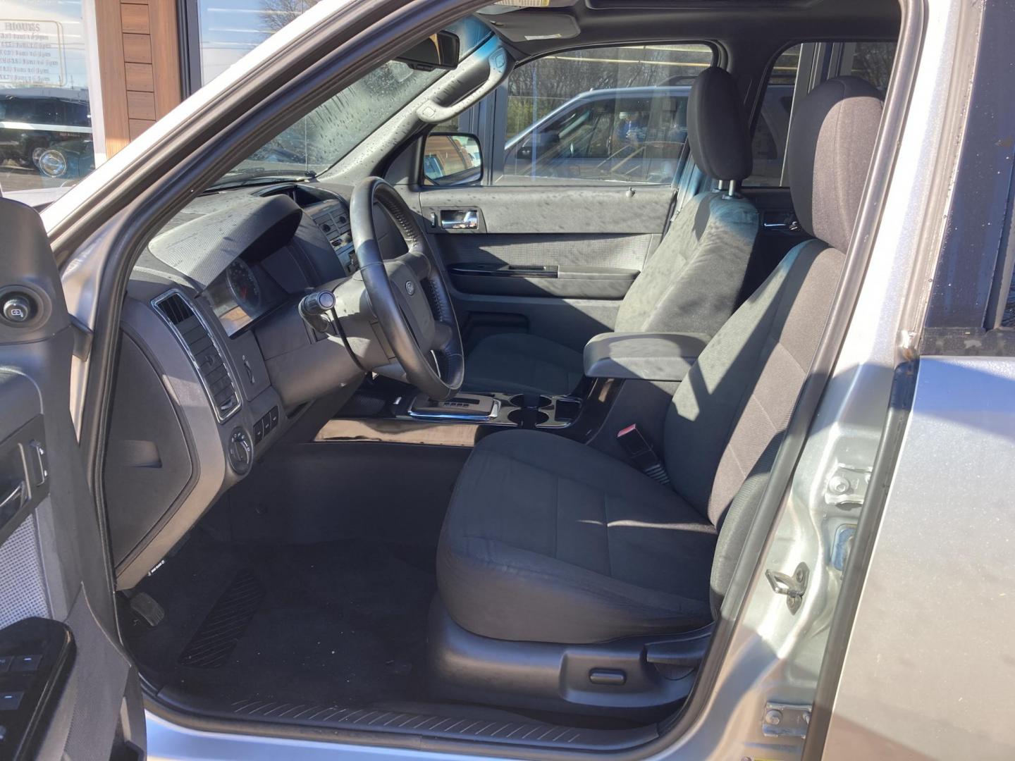 2009 Billet Silver Ford Escape XLT FWD I4 (1FMCU03729K) with an 2.5L L4 DOHC 16V engine, 4-Speed Automatic Overdrive transmission, located at 1800 South Ihm Blvd, Freeport, IL, 61032, (815) 232-5543, 42.278645, -89.607994 - Photo#4