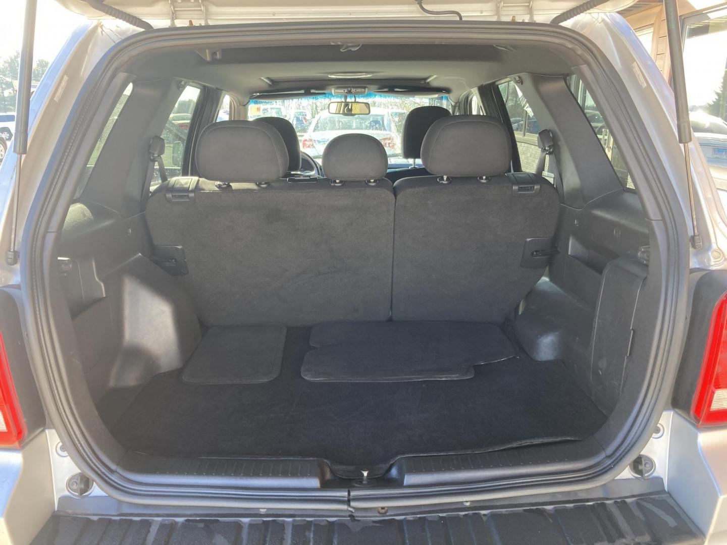 2009 Billet Silver Ford Escape XLT FWD I4 (1FMCU03729K) with an 2.5L L4 DOHC 16V engine, 4-Speed Automatic Overdrive transmission, located at 1800 South Ihm Blvd, Freeport, IL, 61032, (815) 232-5543, 42.278645, -89.607994 - Photo#7