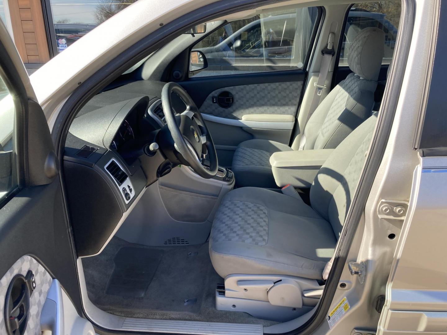 2007 Silver Met Chevrolet Equinox LS AWD (2CNDL23F476) with an 3.4L V6 OHV 12V engine, 5-Speed Automatic transmission, located at 1800 South Ihm Blvd, Freeport, IL, 61032, (815) 232-5543, 42.278645, -89.607994 - Equinox LS 4D SUV AWD - Photo#4