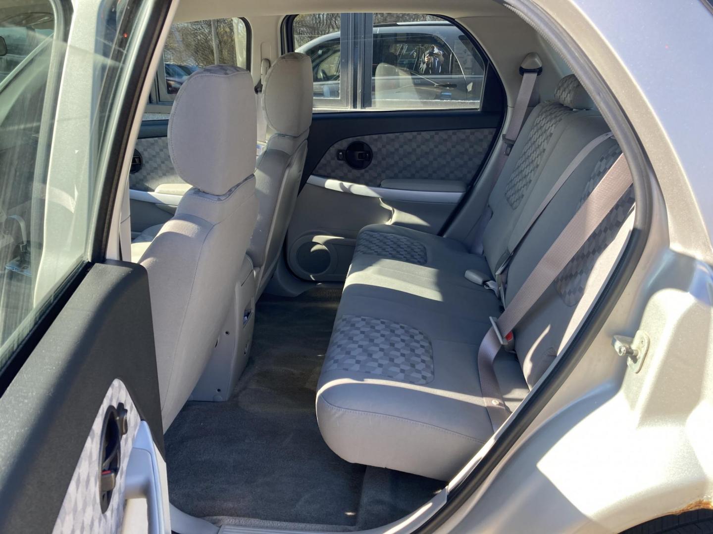2007 Silver Met Chevrolet Equinox LS AWD (2CNDL23F476) with an 3.4L V6 OHV 12V engine, 5-Speed Automatic transmission, located at 1800 South Ihm Blvd, Freeport, IL, 61032, (815) 232-5543, 42.278645, -89.607994 - Equinox LS 4D SUV AWD - Photo#8