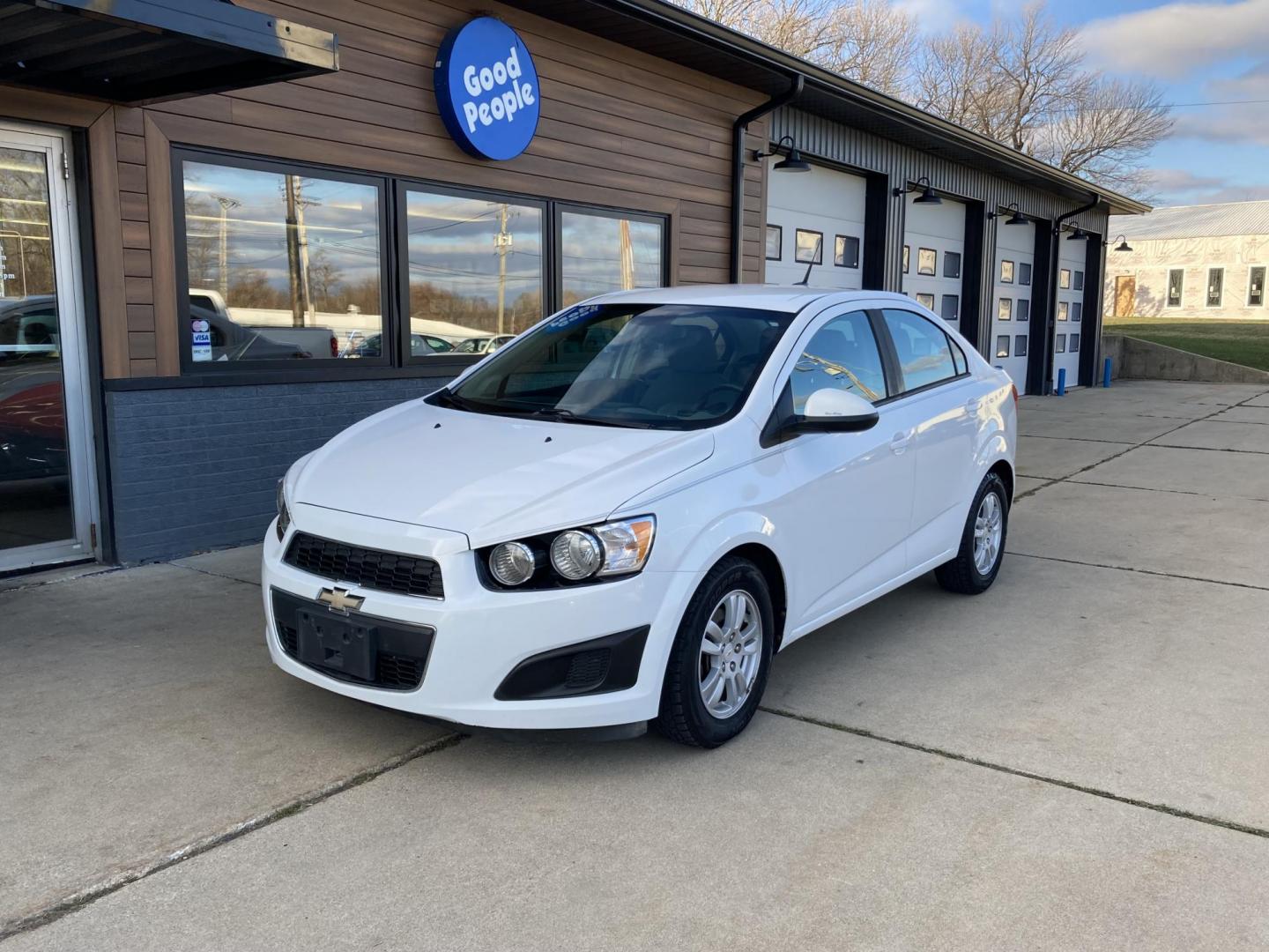 2012 Arctic White Chevrolet Sonic 2LS Sedan (1G1JA5SHXC4) with an 1.8L L4 DOHC 24V FFV engine, 6-Speed Automatic transmission, located at 1800 South Ihm Blvd, Freeport, IL, 61032, (815) 232-5543, 42.278645, -89.607994 - Photo#3