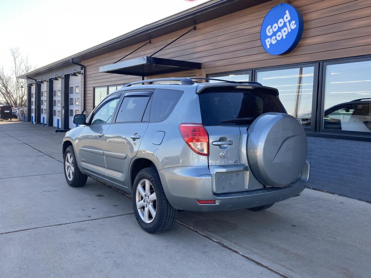 2006 Everglade Green Met Toyota RAV4 Limited V6 4WD (JTMBK31V766) with an 3.5L V6 DOHC 24V engine, 5-Speed Automatic Overdrive transmission, located at 1800 South Ihm Blvd, Freeport, IL, 61032, (815) 232-5543, 42.278645, -89.607994 - Photo#2