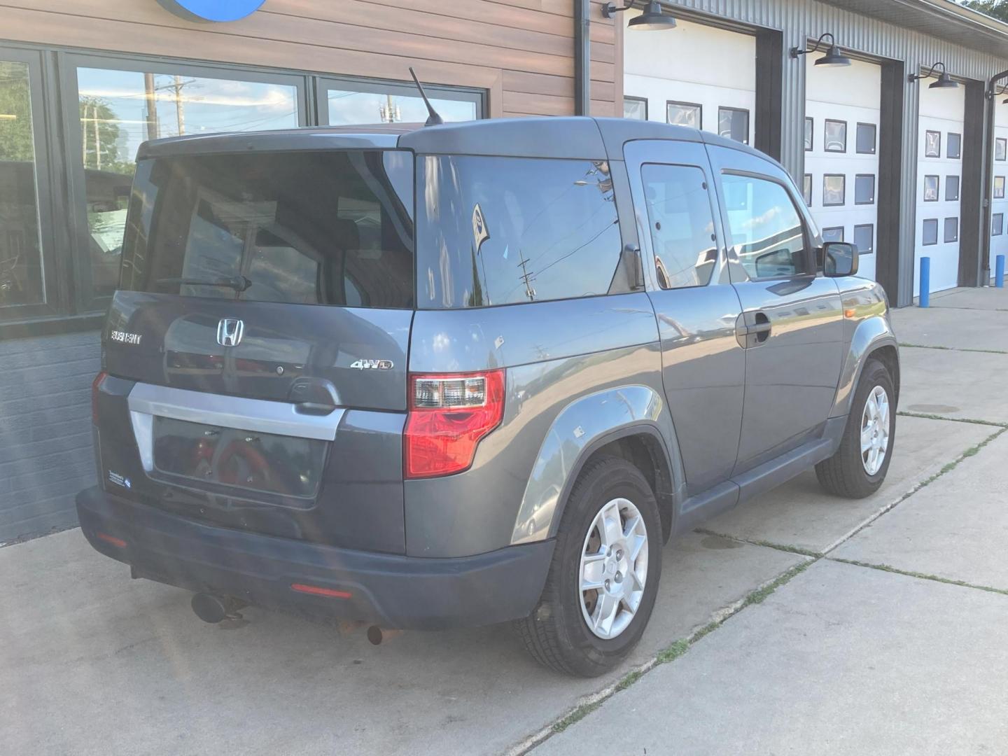 2009 Galaxy Gray Met Honda Element LX 4WD AT (5J6YH28399L) with an 2.4L L4 DOHC 16V engine, 5-Speed Automatic transmission, located at 1800 South Ihm Blvd, Freeport, IL, 61032, (815) 232-5543, 42.278645, -89.607994 - Element LX 4D SUV 4WD - Photo#2