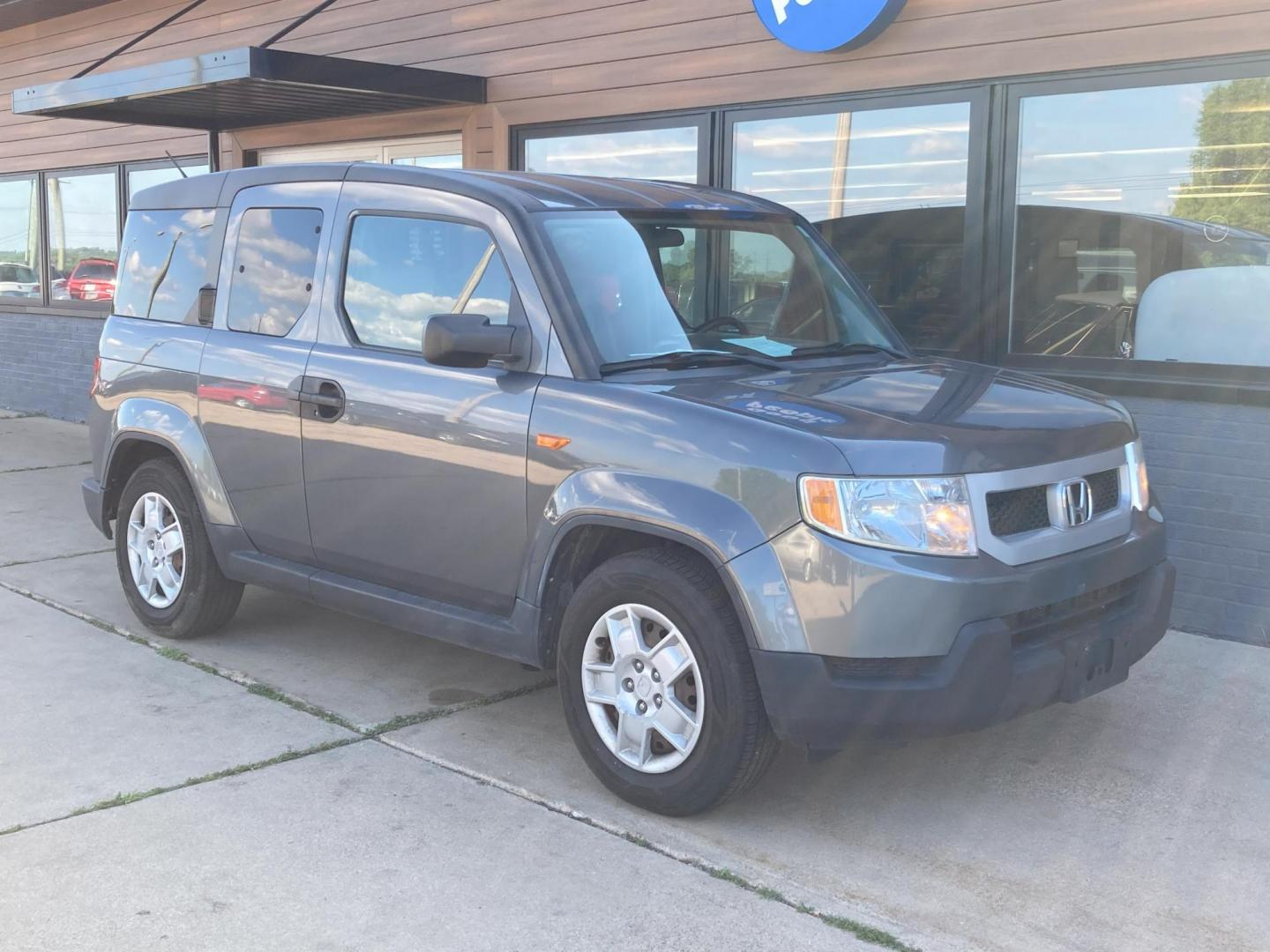2009 Galaxy Gray Met Honda Element LX 4WD AT (5J6YH28399L) with an 2.4L L4 DOHC 16V engine, 5-Speed Automatic transmission, located at 1800 South Ihm Blvd, Freeport, IL, 61032, (815) 232-5543, 42.278645, -89.607994 - Element LX 4D SUV 4WD - Photo#1