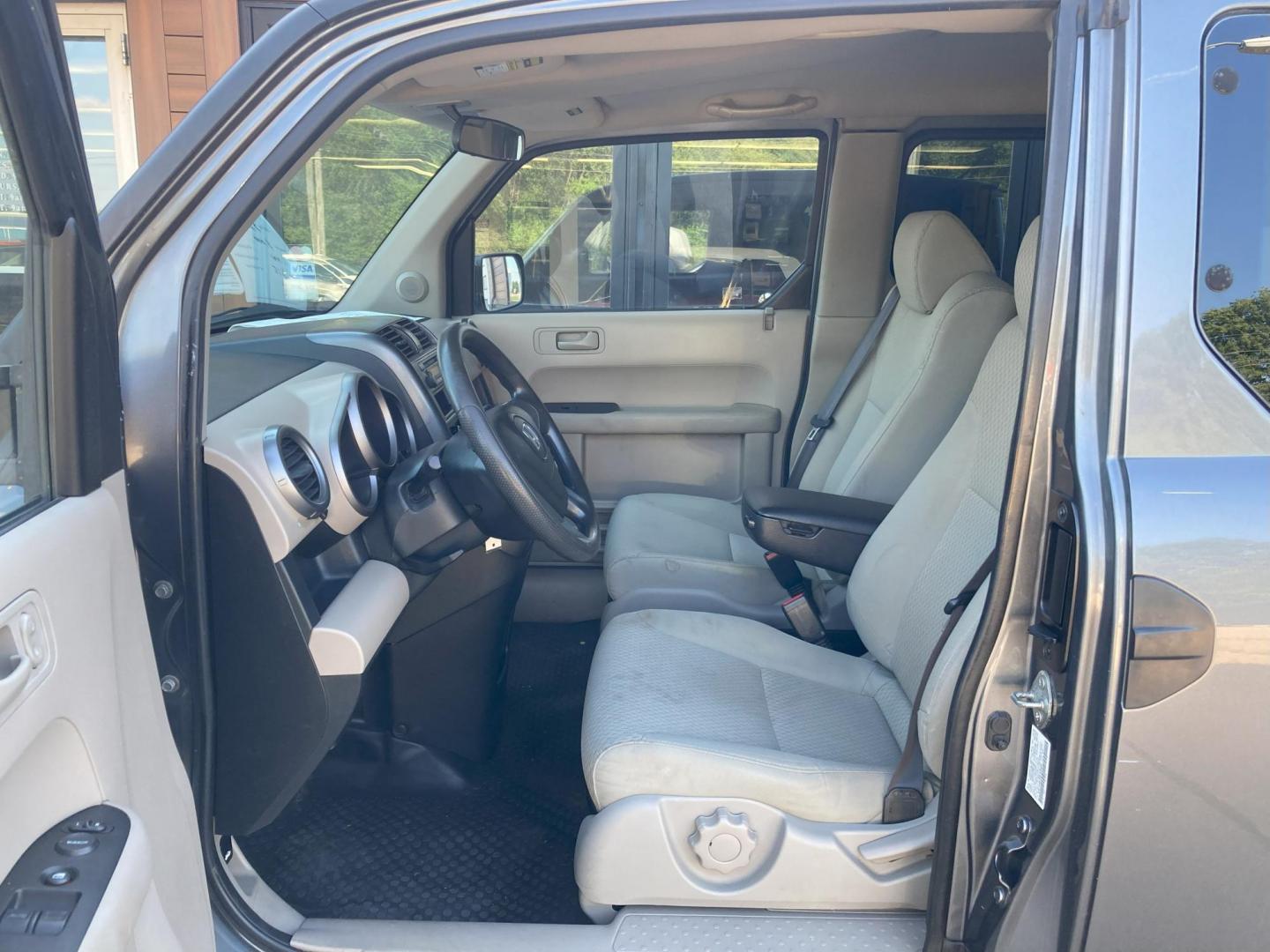 2009 Galaxy Gray Met Honda Element LX 4WD AT (5J6YH28399L) with an 2.4L L4 DOHC 16V engine, 5-Speed Automatic transmission, located at 1800 South Ihm Blvd, Freeport, IL, 61032, (815) 232-5543, 42.278645, -89.607994 - Element LX 4D SUV 4WD - Photo#4