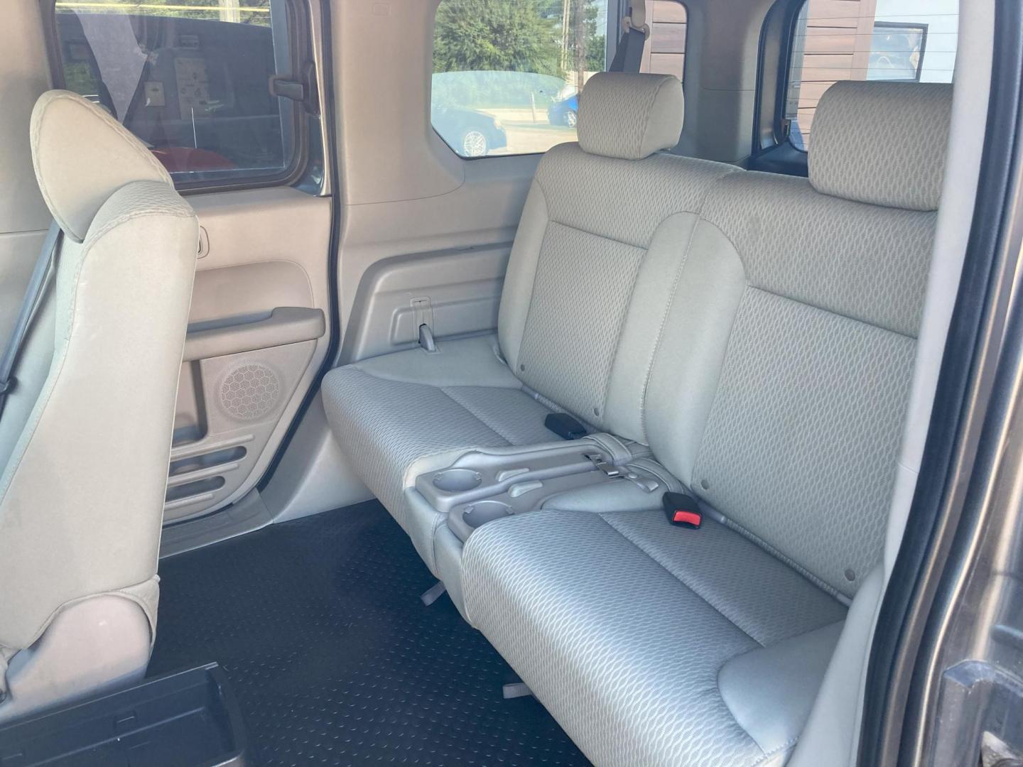 2009 Galaxy Gray Met Honda Element LX 4WD AT (5J6YH28399L) with an 2.4L L4 DOHC 16V engine, 5-Speed Automatic transmission, located at 1800 South Ihm Blvd, Freeport, IL, 61032, (815) 232-5543, 42.278645, -89.607994 - Element LX 4D SUV 4WD - Photo#7