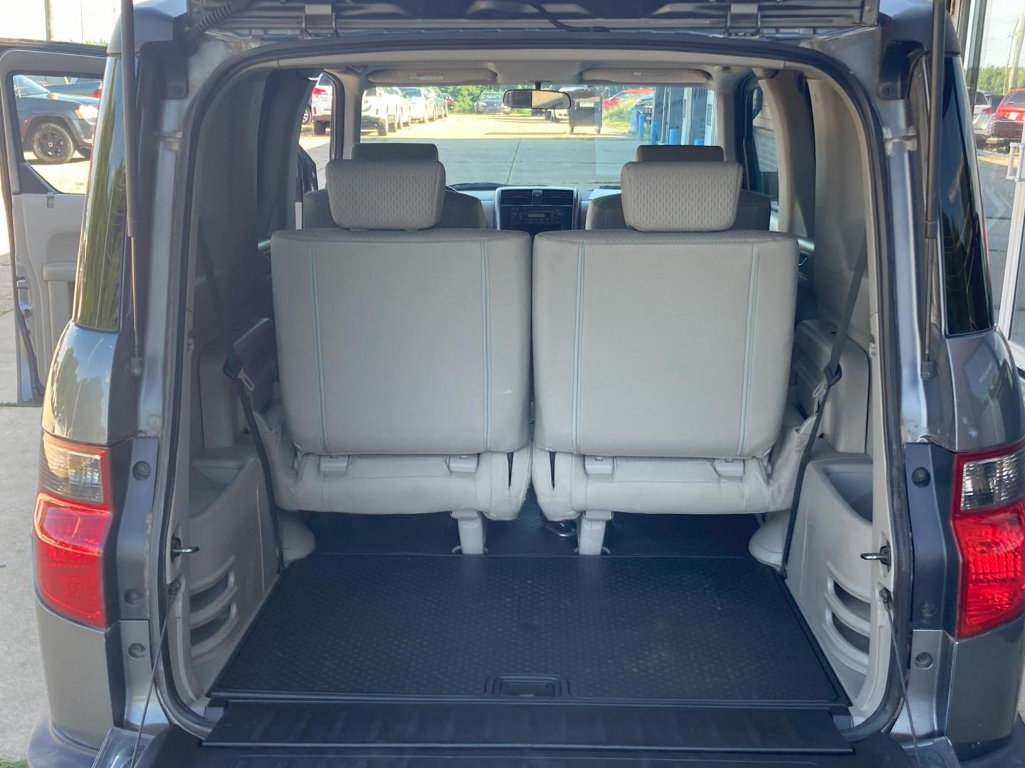 2009 Galaxy Gray Met Honda Element LX 4WD AT (5J6YH28399L) with an 2.4L L4 DOHC 16V engine, 5-Speed Automatic transmission, located at 1800 South Ihm Blvd, Freeport, IL, 61032, (815) 232-5543, 42.278645, -89.607994 - Element LX 4D SUV 4WD - Photo#8