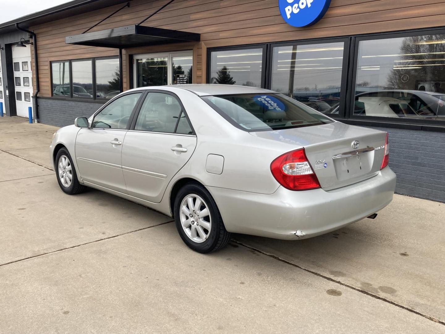 2004 Lunar Mist Silver Met Toyota Camry LE (4T1BE30K14U) with an 2.4L L4 DOHC 16V engine, located at 1800 South Ihm Blvd, Freeport, IL, 61032, (815) 232-5543, 42.278645, -89.607994 - Photo#2