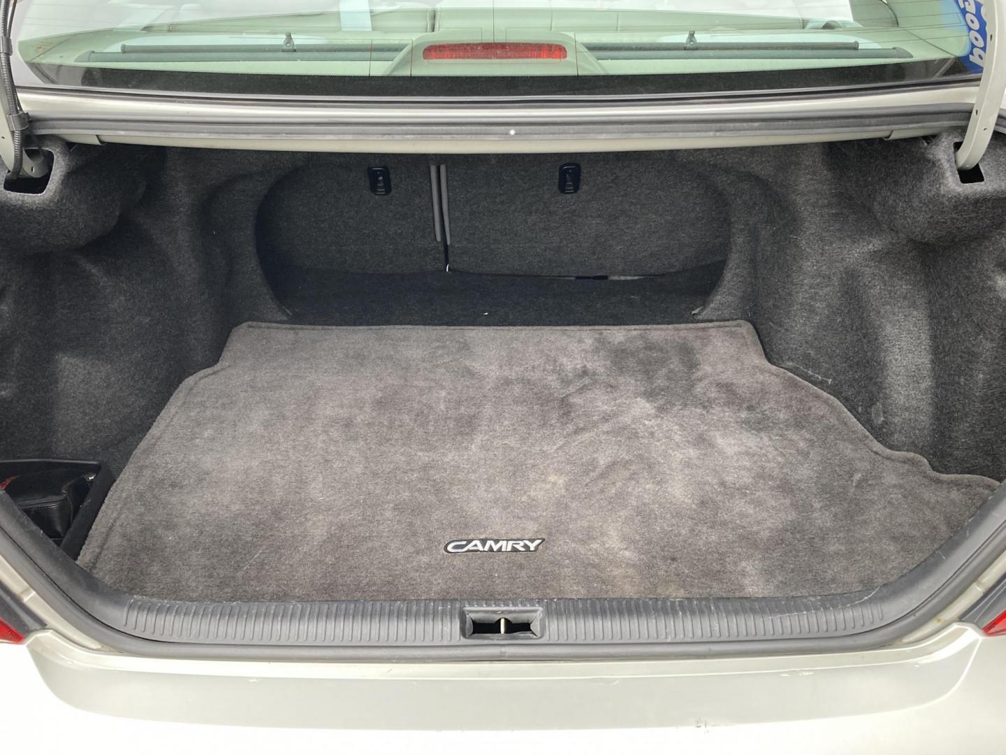 2004 Lunar Mist Silver Met Toyota Camry LE (4T1BE30K14U) with an 2.4L L4 DOHC 16V engine, located at 1800 South Ihm Blvd, Freeport, IL, 61032, (815) 232-5543, 42.278645, -89.607994 - Photo#9