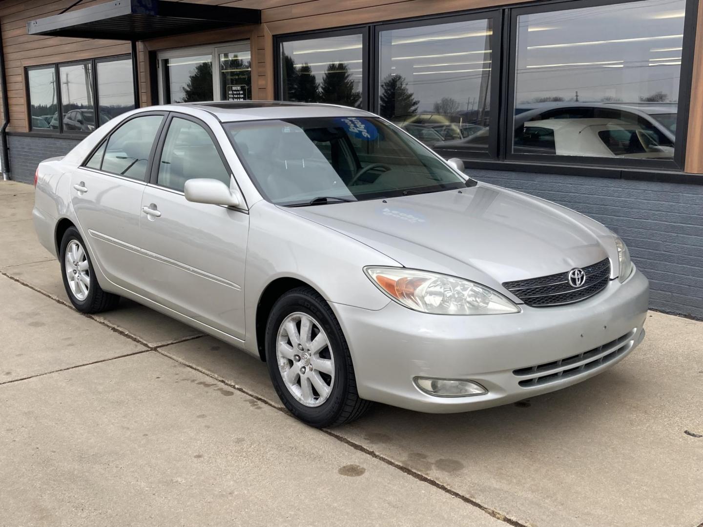 2004 Lunar Mist Silver Met Toyota Camry LE (4T1BE30K14U) with an 2.4L L4 DOHC 16V engine, located at 1800 South Ihm Blvd, Freeport, IL, 61032, (815) 232-5543, 42.278645, -89.607994 - Photo#0