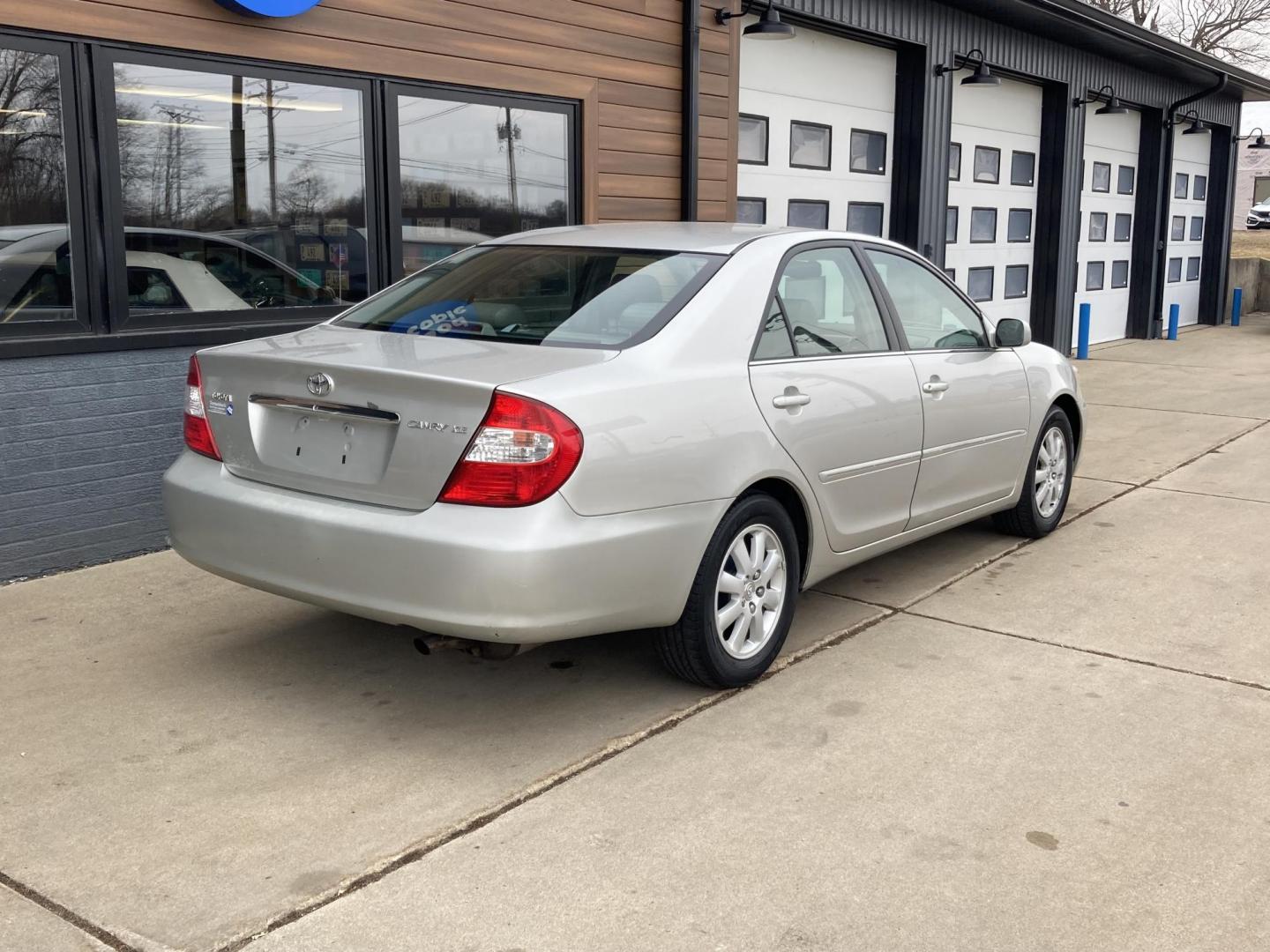 2004 Lunar Mist Silver Met Toyota Camry LE (4T1BE30K14U) with an 2.4L L4 DOHC 16V engine, located at 1800 South Ihm Blvd, Freeport, IL, 61032, (815) 232-5543, 42.278645, -89.607994 - Photo#1