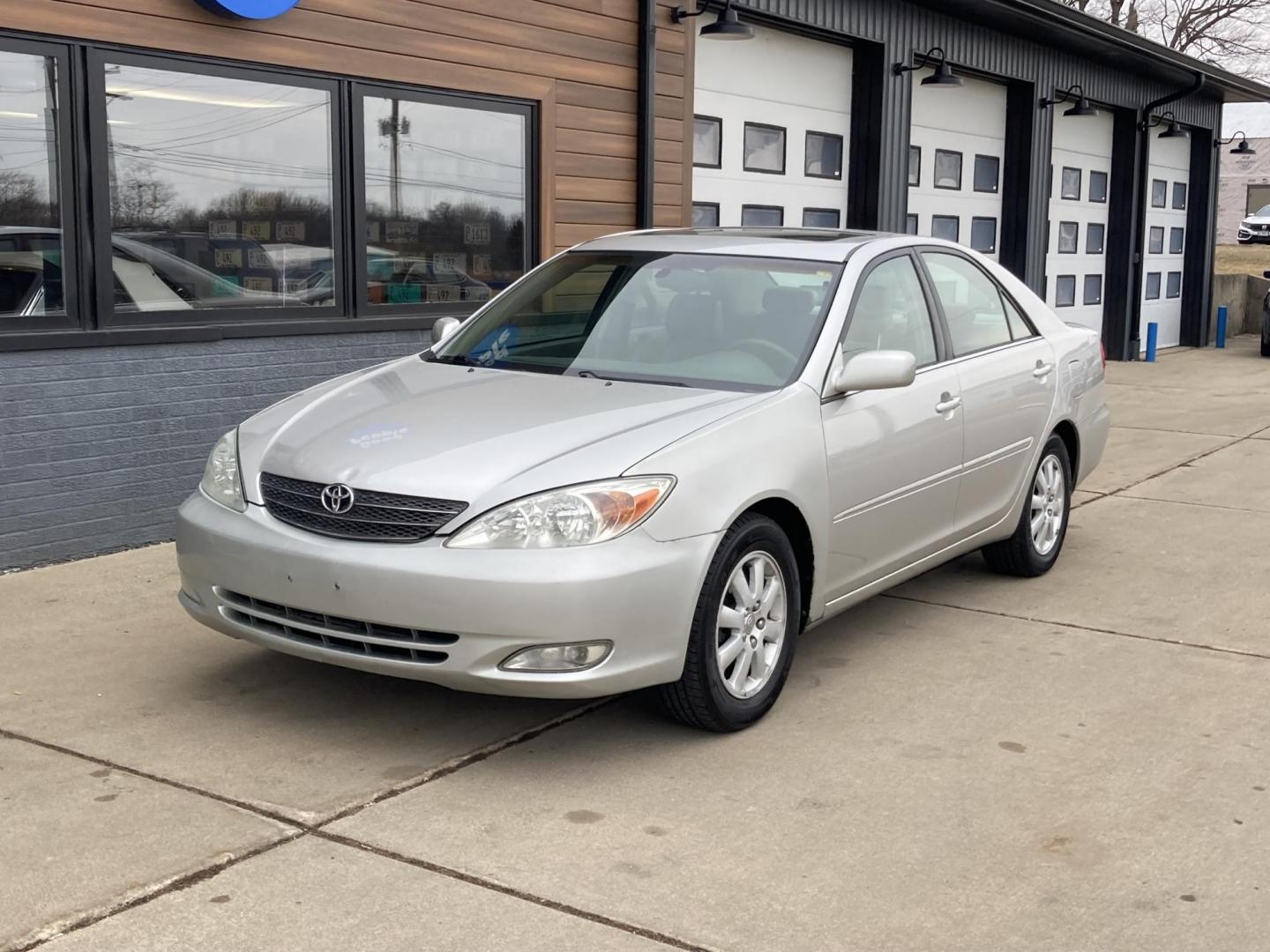 2004 Lunar Mist Silver Met Toyota Camry LE (4T1BE30K14U) with an 2.4L L4 DOHC 16V engine, located at 1800 South Ihm Blvd, Freeport, IL, 61032, (815) 232-5543, 42.278645, -89.607994 - Photo#3