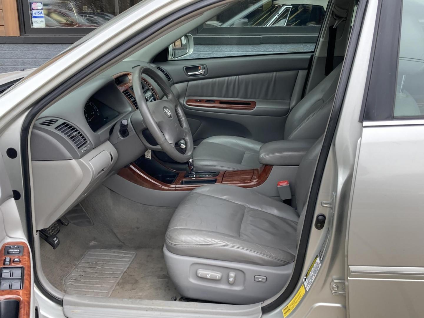 2004 Lunar Mist Silver Met Toyota Camry LE (4T1BE30K14U) with an 2.4L L4 DOHC 16V engine, located at 1800 South Ihm Blvd, Freeport, IL, 61032, (815) 232-5543, 42.278645, -89.607994 - Photo#5
