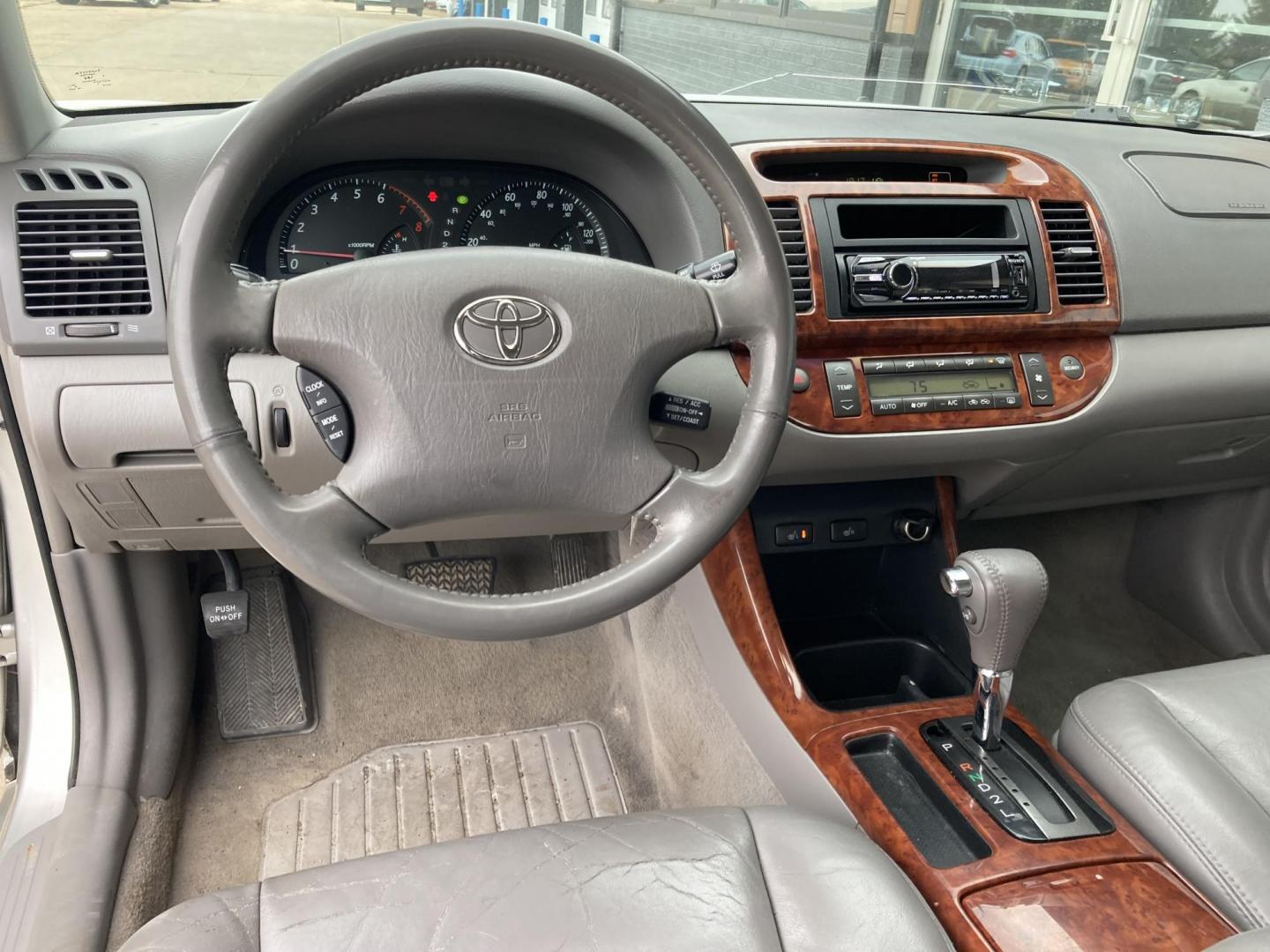 2004 Lunar Mist Silver Met Toyota Camry LE (4T1BE30K14U) with an 2.4L L4 DOHC 16V engine, located at 1800 South Ihm Blvd, Freeport, IL, 61032, (815) 232-5543, 42.278645, -89.607994 - Photo#6
