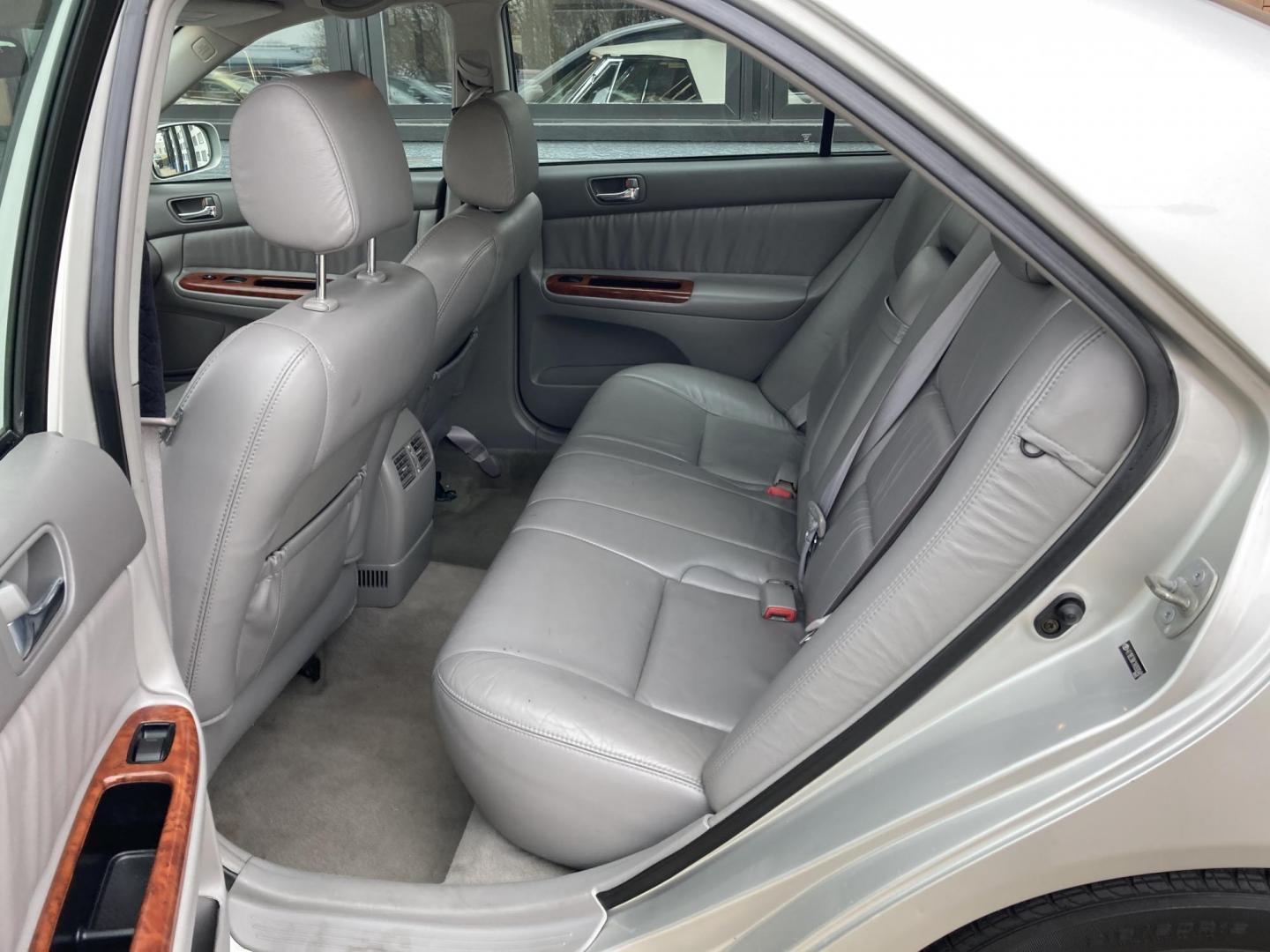 2004 Lunar Mist Silver Met Toyota Camry LE (4T1BE30K14U) with an 2.4L L4 DOHC 16V engine, located at 1800 South Ihm Blvd, Freeport, IL, 61032, (815) 232-5543, 42.278645, -89.607994 - Photo#8