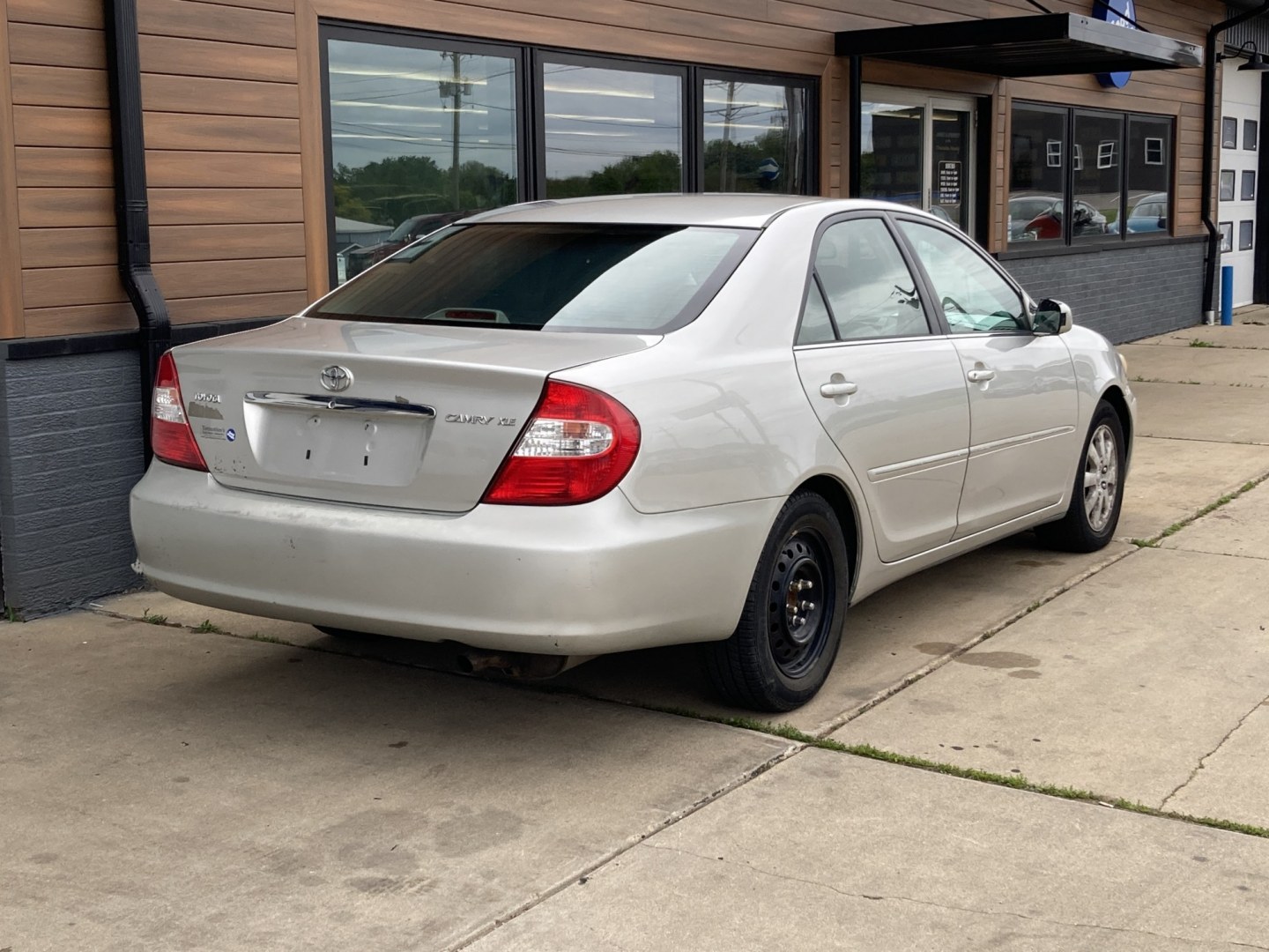 2004 Silver Toyota Camry LE (4T1BE30K14U) with an 2.4L L4 DOHC 16V engine, located at 1800 South Ihm Blvd, Freeport, IL, 61032, (815) 232-5543, 42.278645, -89.607994- Photo#1