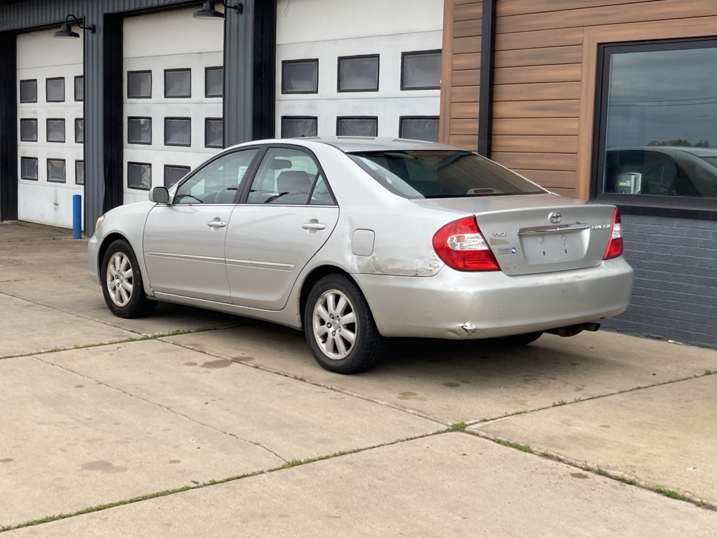 2004 Silver Toyota Camry LE (4T1BE30K14U) with an 2.4L L4 DOHC 16V engine, located at 1800 South Ihm Blvd, Freeport, IL, 61032, (815) 232-5543, 42.278645, -89.607994- Photo#2