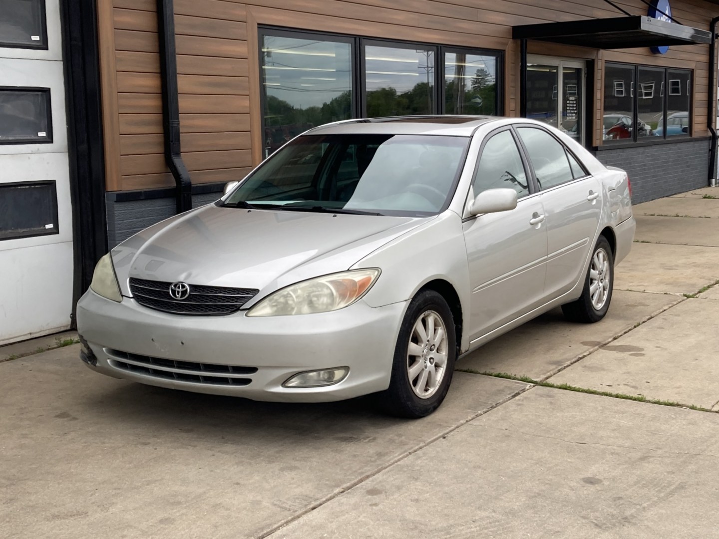 2004 Silver Toyota Camry LE (4T1BE30K14U) with an 2.4L L4 DOHC 16V engine, located at 1800 South Ihm Blvd, Freeport, IL, 61032, (815) 232-5543, 42.278645, -89.607994- Photo#3