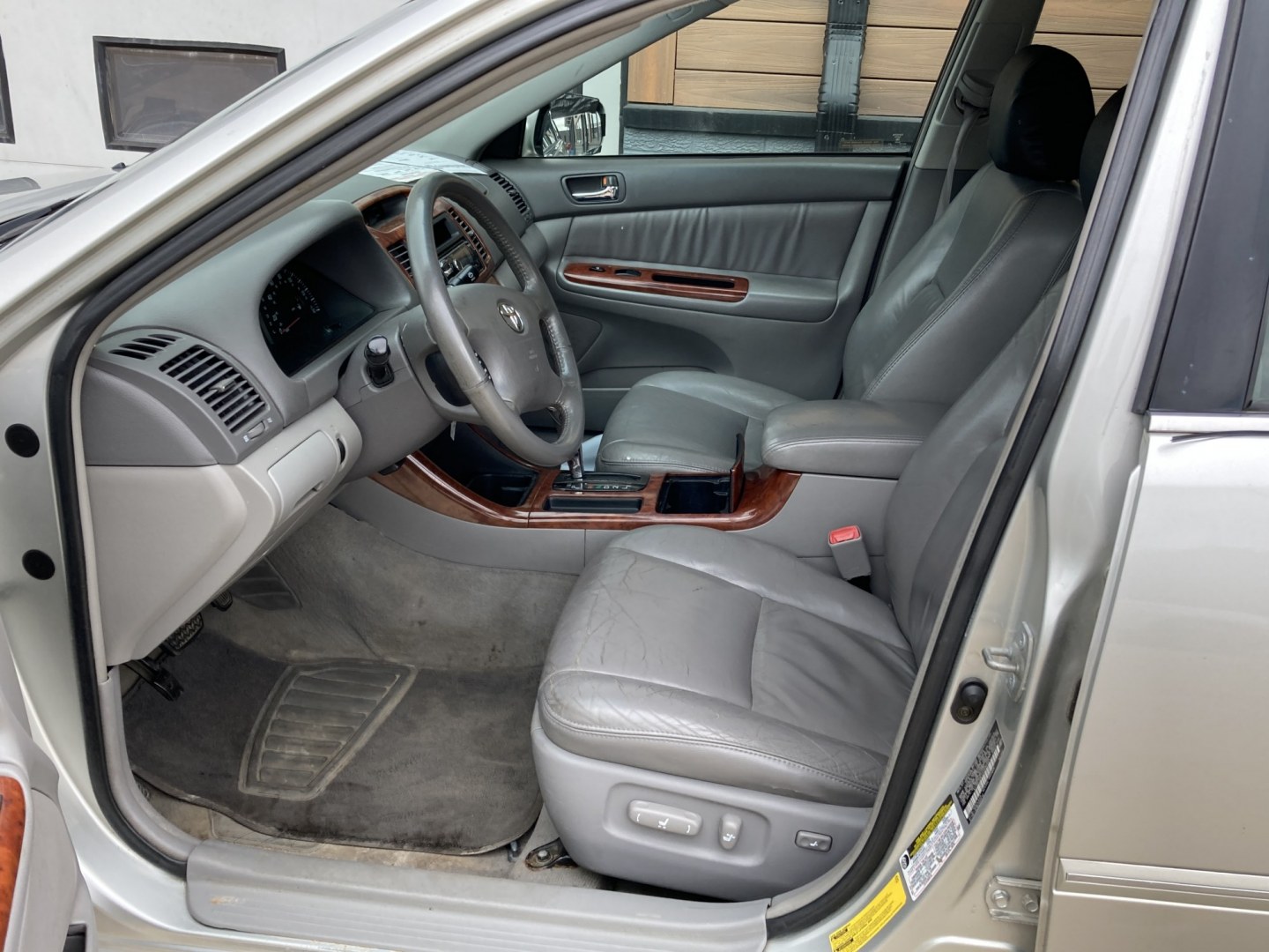 2004 Silver Toyota Camry LE (4T1BE30K14U) with an 2.4L L4 DOHC 16V engine, located at 1800 South Ihm Blvd, Freeport, IL, 61032, (815) 232-5543, 42.278645, -89.607994- Photo#4