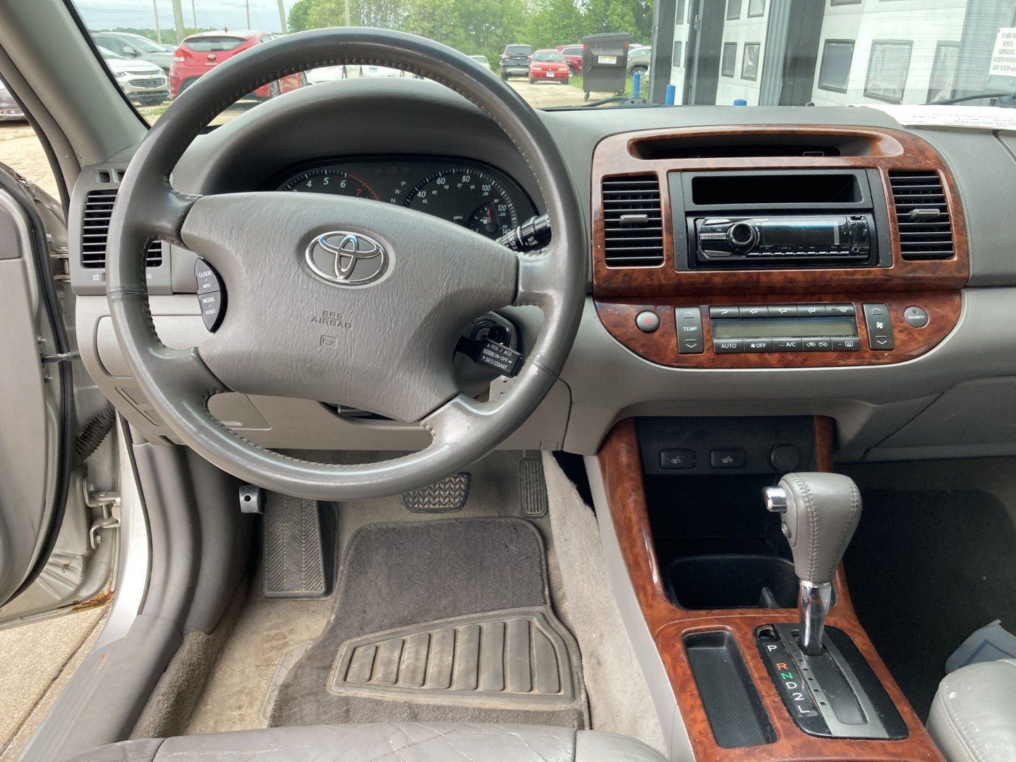 2004 Silver Toyota Camry LE (4T1BE30K14U) with an 2.4L L4 DOHC 16V engine, located at 1800 South Ihm Blvd, Freeport, IL, 61032, (815) 232-5543, 42.278645, -89.607994- Photo#5