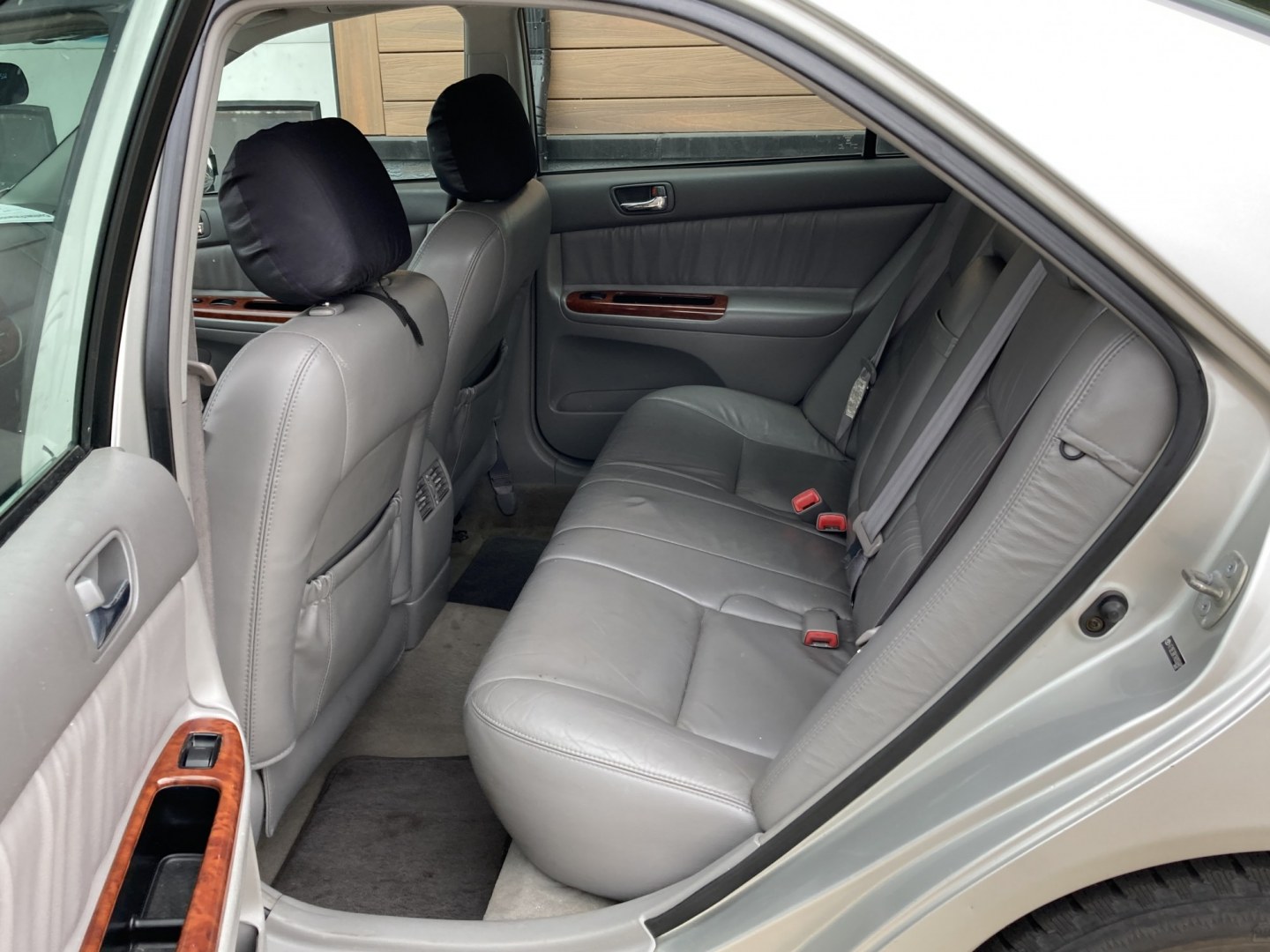 2004 Silver Toyota Camry LE (4T1BE30K14U) with an 2.4L L4 DOHC 16V engine, located at 1800 South Ihm Blvd, Freeport, IL, 61032, (815) 232-5543, 42.278645, -89.607994- Photo#7
