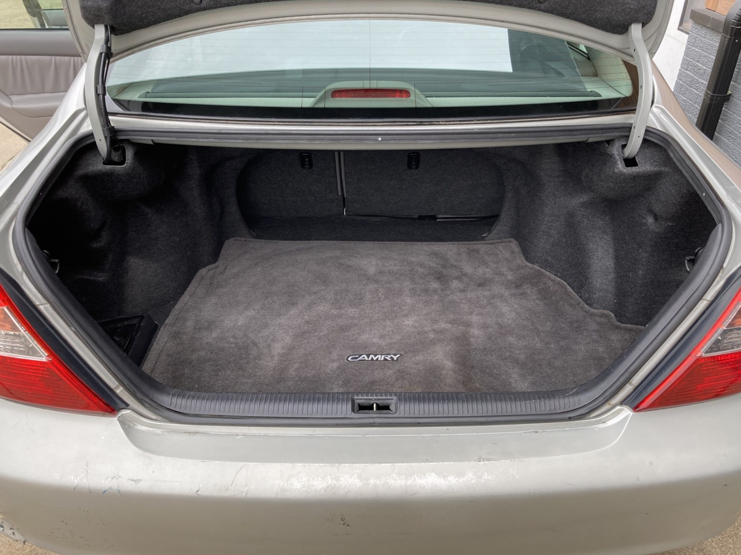2004 Silver Toyota Camry LE (4T1BE30K14U) with an 2.4L L4 DOHC 16V engine, located at 1800 South Ihm Blvd, Freeport, IL, 61032, (815) 232-5543, 42.278645, -89.607994- Photo#8