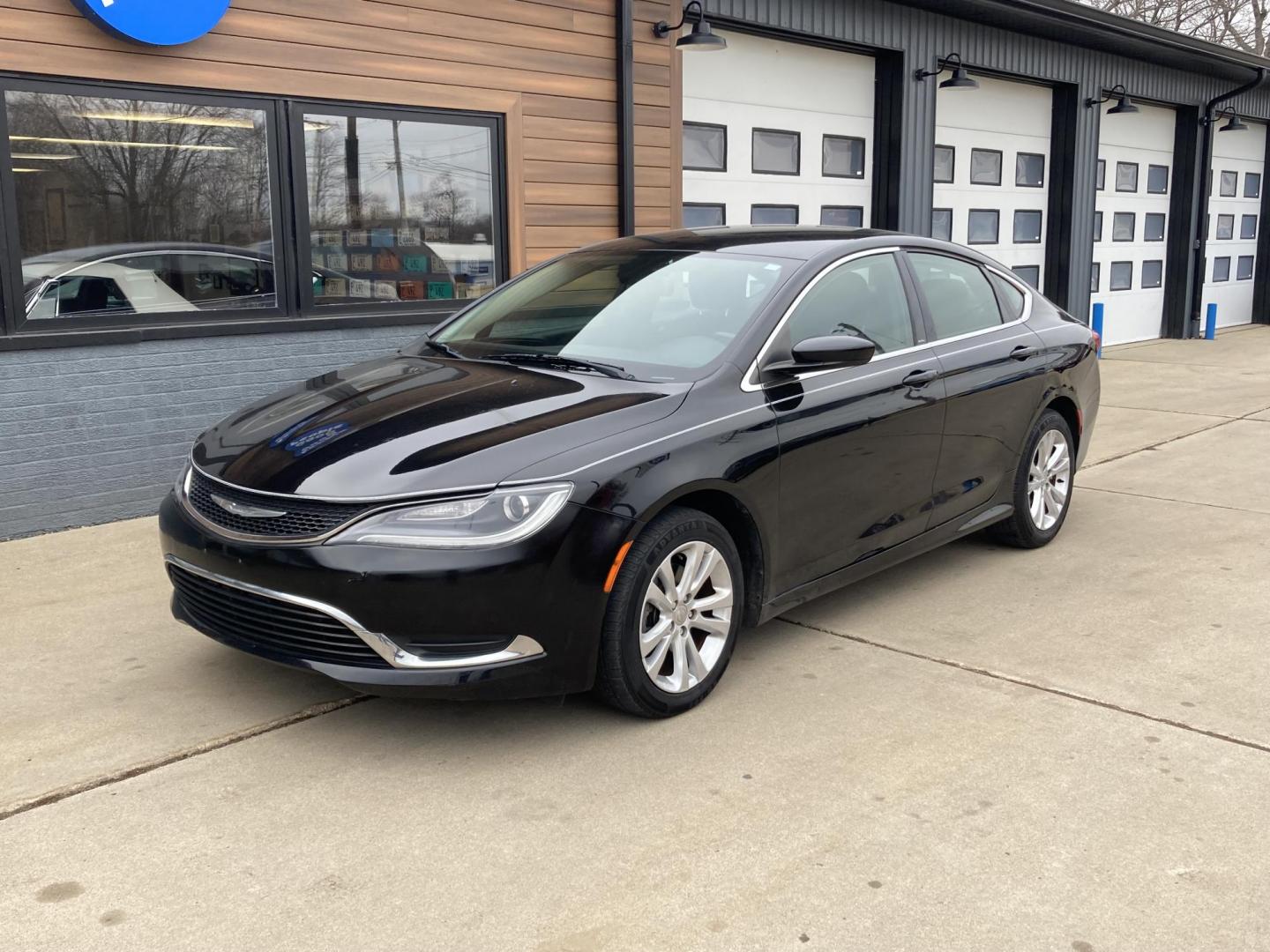 2015 Jet Black Chrysler 200 Limited (1C3CCCAB2FN) with an 2.4L L4 DOHC 16V engine, 9-Speed Automatic transmission, located at 1800 South Ihm Blvd, Freeport, IL, 61032, (815) 232-5543, 42.278645, -89.607994 - Photo#4