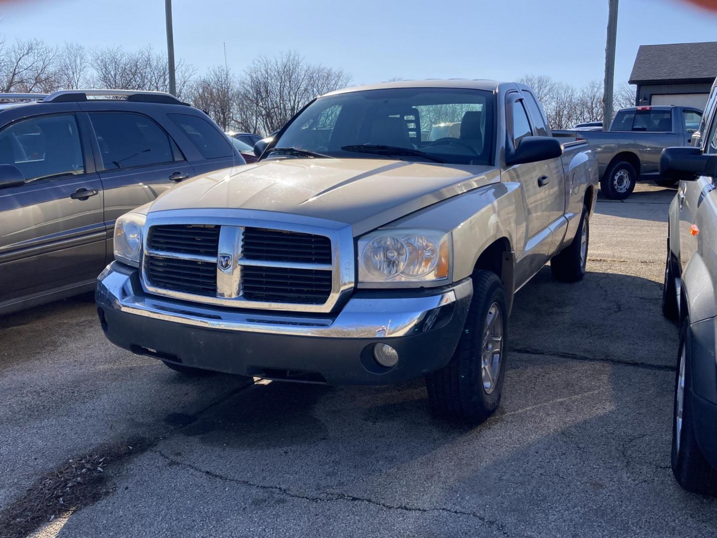 2005 Light Almond Met. Dodge Dakota SLT Club Cab 2WD (1D7HE42K25S) with an 3.7L V6 SOHC 12V engine, located at 1800 South Ihm Blvd, Freeport, IL, 61032, (815) 232-5543, 42.278645, -89.607994 - Photo#0