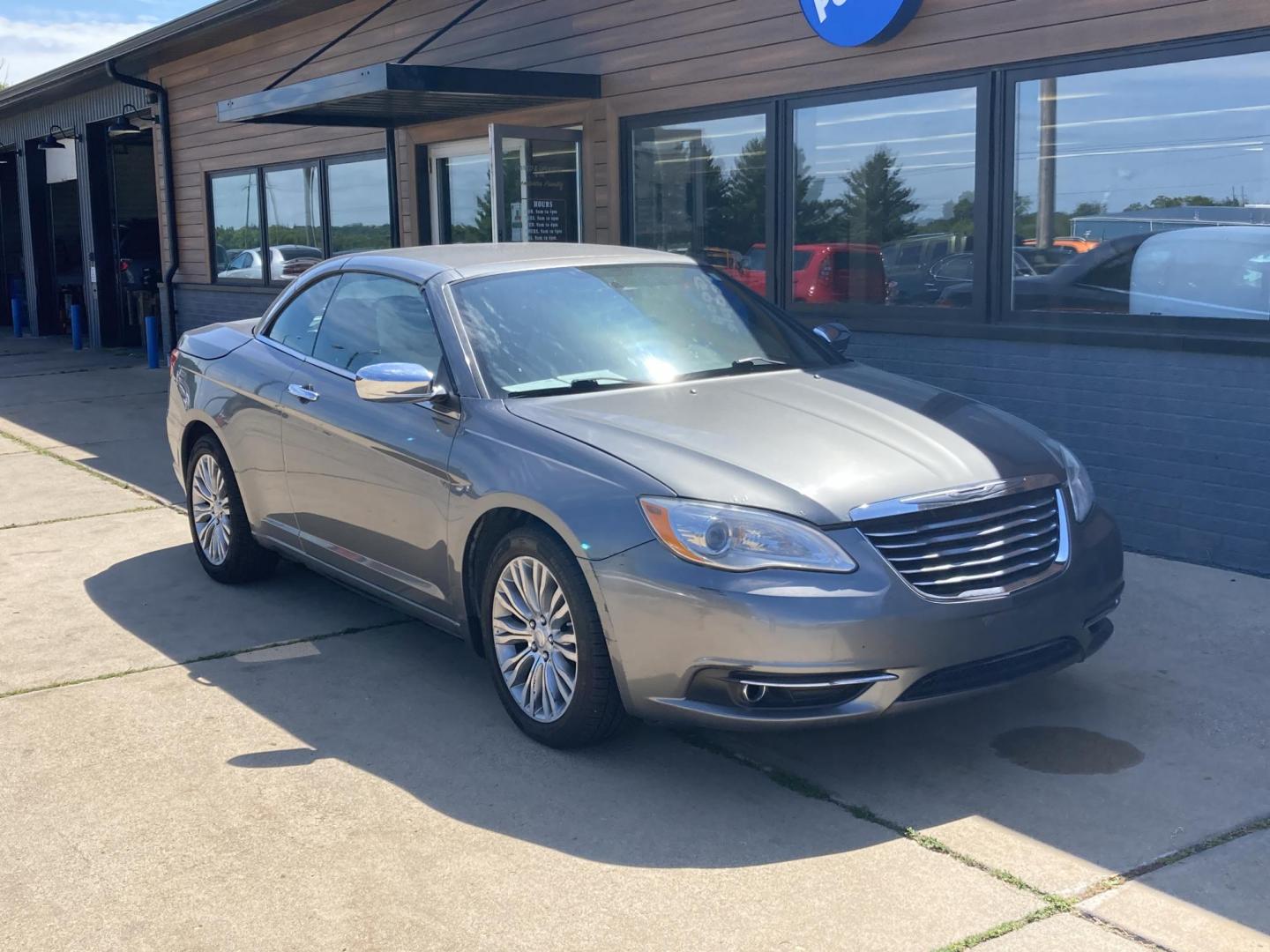 2013 Burnished Silver Chrysler 200 Limited Convertible (1C3BCBFG0DN) with an 3.6L V6 DOHC 24V FFV engine, 6-Speed Automatic transmission, located at 1800 South Ihm Blvd, Freeport, IL, 61032, (815) 232-5543, 42.278645, -89.607994 - 200 Limited 2D Convertible - Photo#0