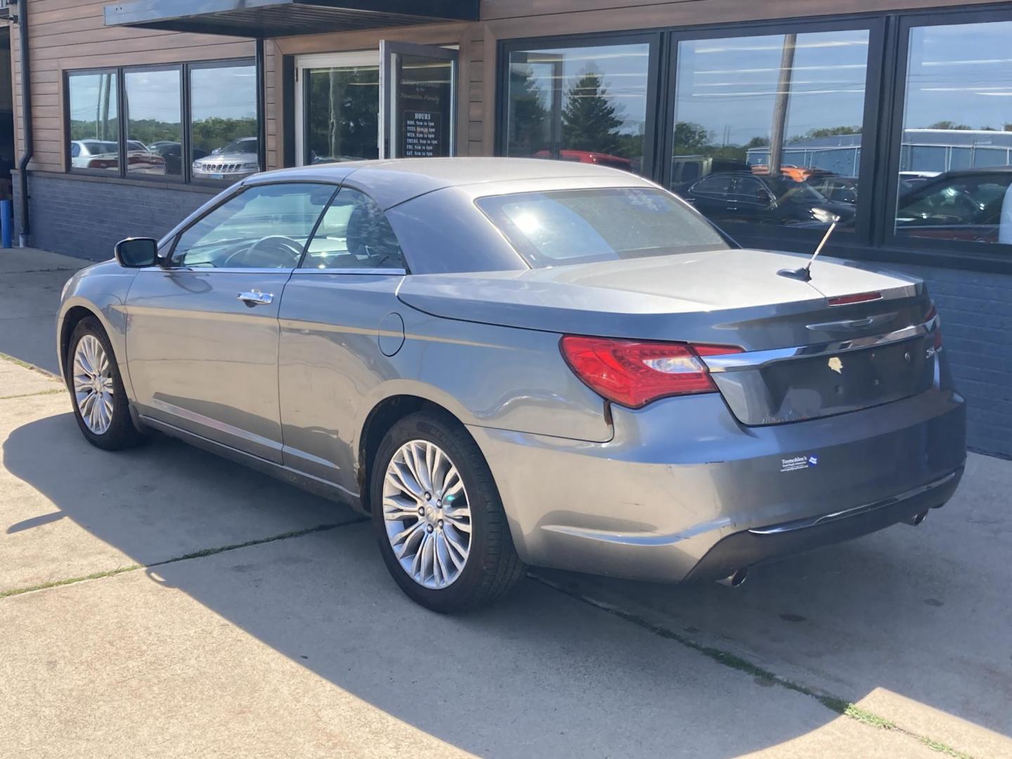 2013 Burnished Silver Chrysler 200 Limited Convertible (1C3BCBFG0DN) with an 3.6L V6 DOHC 24V FFV engine, 6-Speed Automatic transmission, located at 1800 South Ihm Blvd, Freeport, IL, 61032, (815) 232-5543, 42.278645, -89.607994 - 200 Limited 2D Convertible - Photo#2