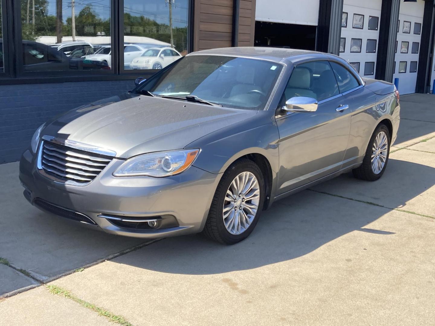 2013 Burnished Silver Chrysler 200 Limited Convertible (1C3BCBFG0DN) with an 3.6L V6 DOHC 24V FFV engine, 6-Speed Automatic transmission, located at 1800 South Ihm Blvd, Freeport, IL, 61032, (815) 232-5543, 42.278645, -89.607994 - 200 Limited 2D Convertible - Photo#3