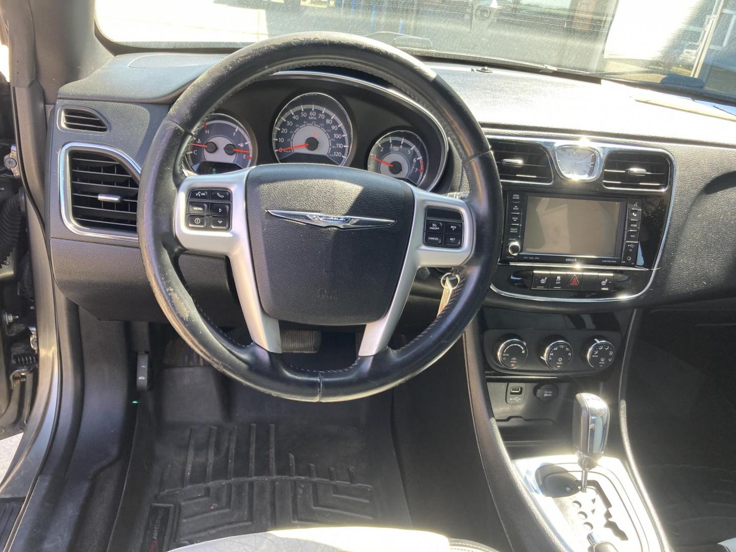 2013 Burnished Silver Chrysler 200 Limited Convertible (1C3BCBFG0DN) with an 3.6L V6 DOHC 24V FFV engine, 6-Speed Automatic transmission, located at 1800 South Ihm Blvd, Freeport, IL, 61032, (815) 232-5543, 42.278645, -89.607994 - 200 Limited 2D Convertible - Photo#5