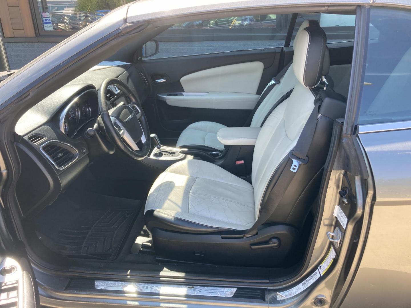 2013 Burnished Silver Chrysler 200 Limited Convertible (1C3BCBFG0DN) with an 3.6L V6 DOHC 24V FFV engine, 6-Speed Automatic transmission, located at 1800 South Ihm Blvd, Freeport, IL, 61032, (815) 232-5543, 42.278645, -89.607994 - 200 Limited 2D Convertible - Photo#4