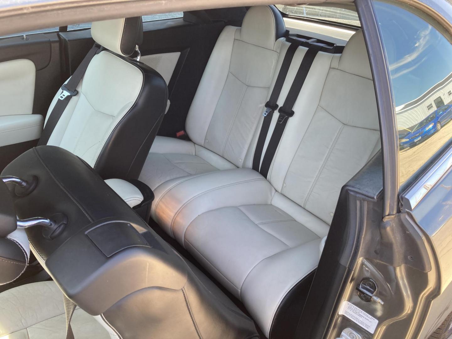 2013 Burnished Silver Chrysler 200 Limited Convertible (1C3BCBFG0DN) with an 3.6L V6 DOHC 24V FFV engine, 6-Speed Automatic transmission, located at 1800 South Ihm Blvd, Freeport, IL, 61032, (815) 232-5543, 42.278645, -89.607994 - 200 Limited 2D Convertible - Photo#7