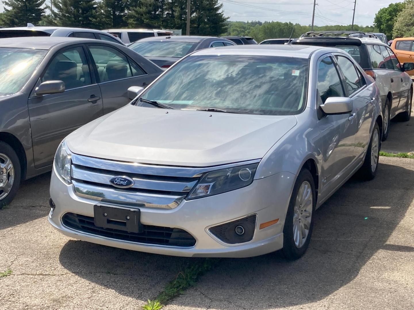 2010 Billett Silver Met Ford Fusion Hybrid Sedan (3FADP0L38AR) with an 2.5L L4 DOHC 16V HYBRID engine, located at 1800 South Ihm Blvd, Freeport, IL, 61032, (815) 232-5543, 42.278645, -89.607994 - Photo#0