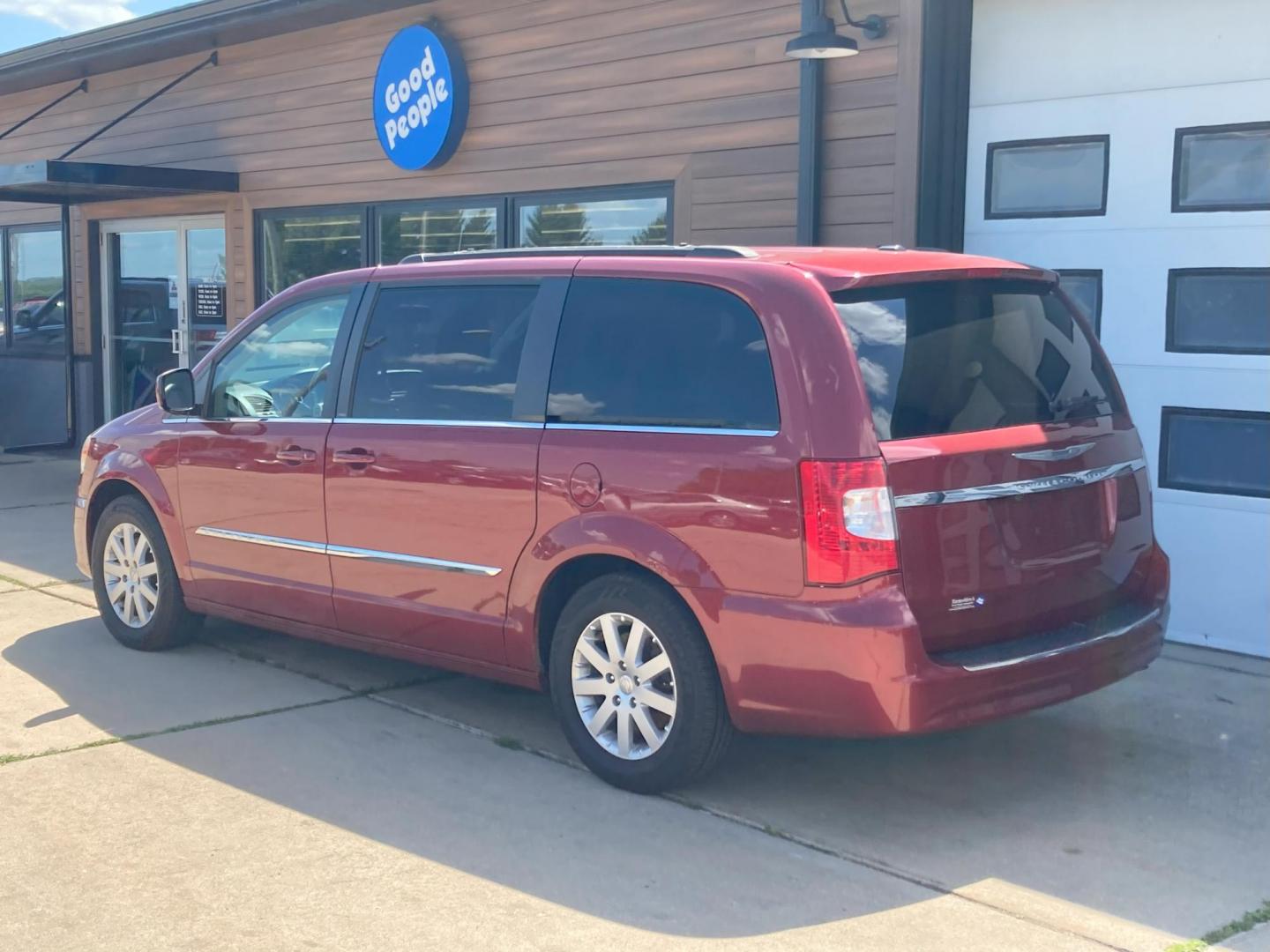 2014 Inferno Red Met Chrysler Town and Country Touring (2C4RC1BG9ER) with an 3.6L V6 DOHC 24V engine, 6-Speed Automatic transmission, located at 1800 South Ihm Blvd, Freeport, IL, 61032, (815) 232-5543, 42.278645, -89.607994 - Town and Country Touring Wagon LWB - Photo#5