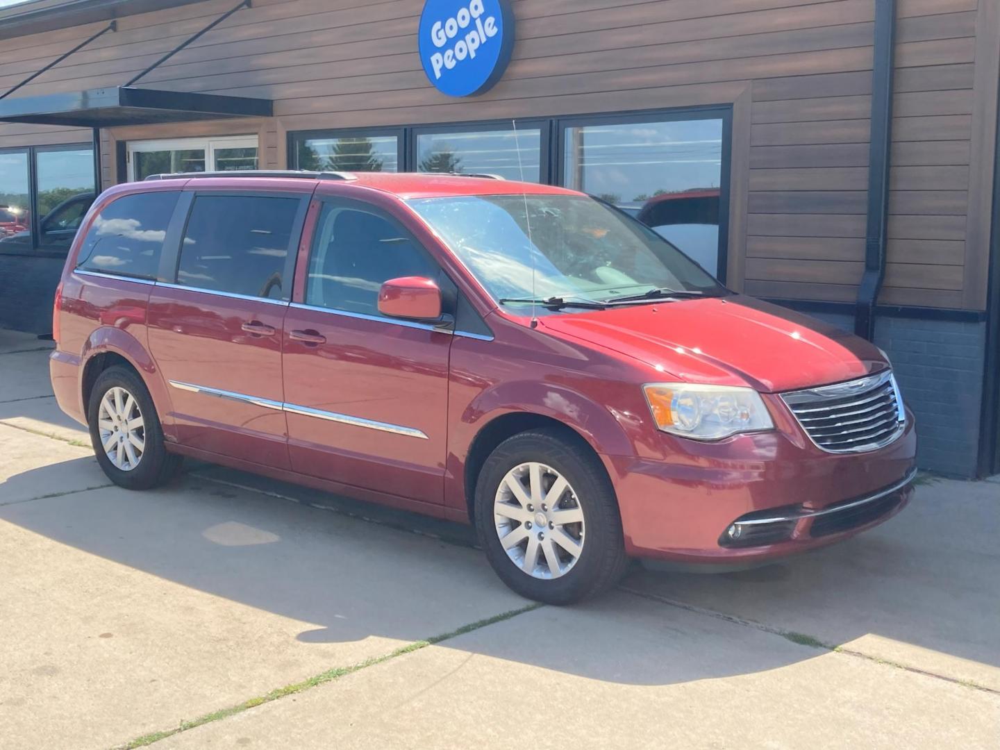 2014 Inferno Red Met Chrysler Town and Country Touring (2C4RC1BG9ER) with an 3.6L V6 DOHC 24V engine, 6-Speed Automatic transmission, located at 1800 South Ihm Blvd, Freeport, IL, 61032, (815) 232-5543, 42.278645, -89.607994 - Photo#3