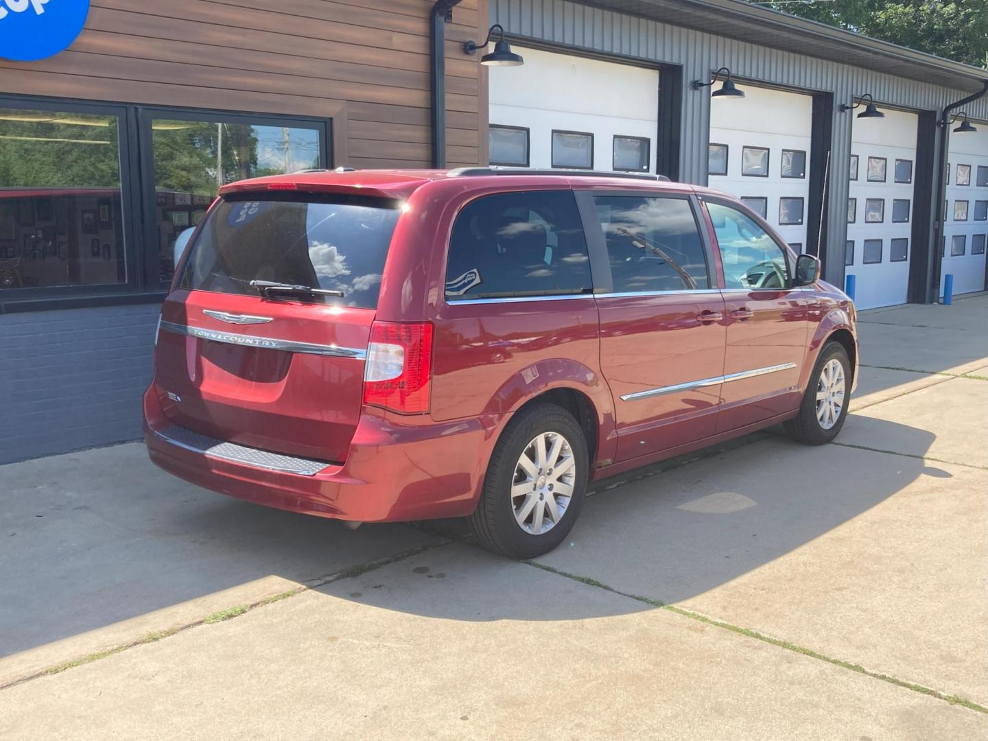 2014 Inferno Red Met Chrysler Town and Country Touring (2C4RC1BG9ER) with an 3.6L V6 DOHC 24V engine, 6-Speed Automatic transmission, located at 1800 South Ihm Blvd, Freeport, IL, 61032, (815) 232-5543, 42.278645, -89.607994 - Photo#4