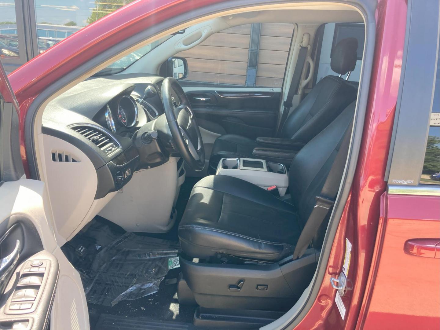 2014 Inferno Red Met Chrysler Town and Country Touring (2C4RC1BG9ER) with an 3.6L V6 DOHC 24V engine, 6-Speed Automatic transmission, located at 1800 South Ihm Blvd, Freeport, IL, 61032, (815) 232-5543, 42.278645, -89.607994 - Town and Country Touring Wagon LWB - Photo#1