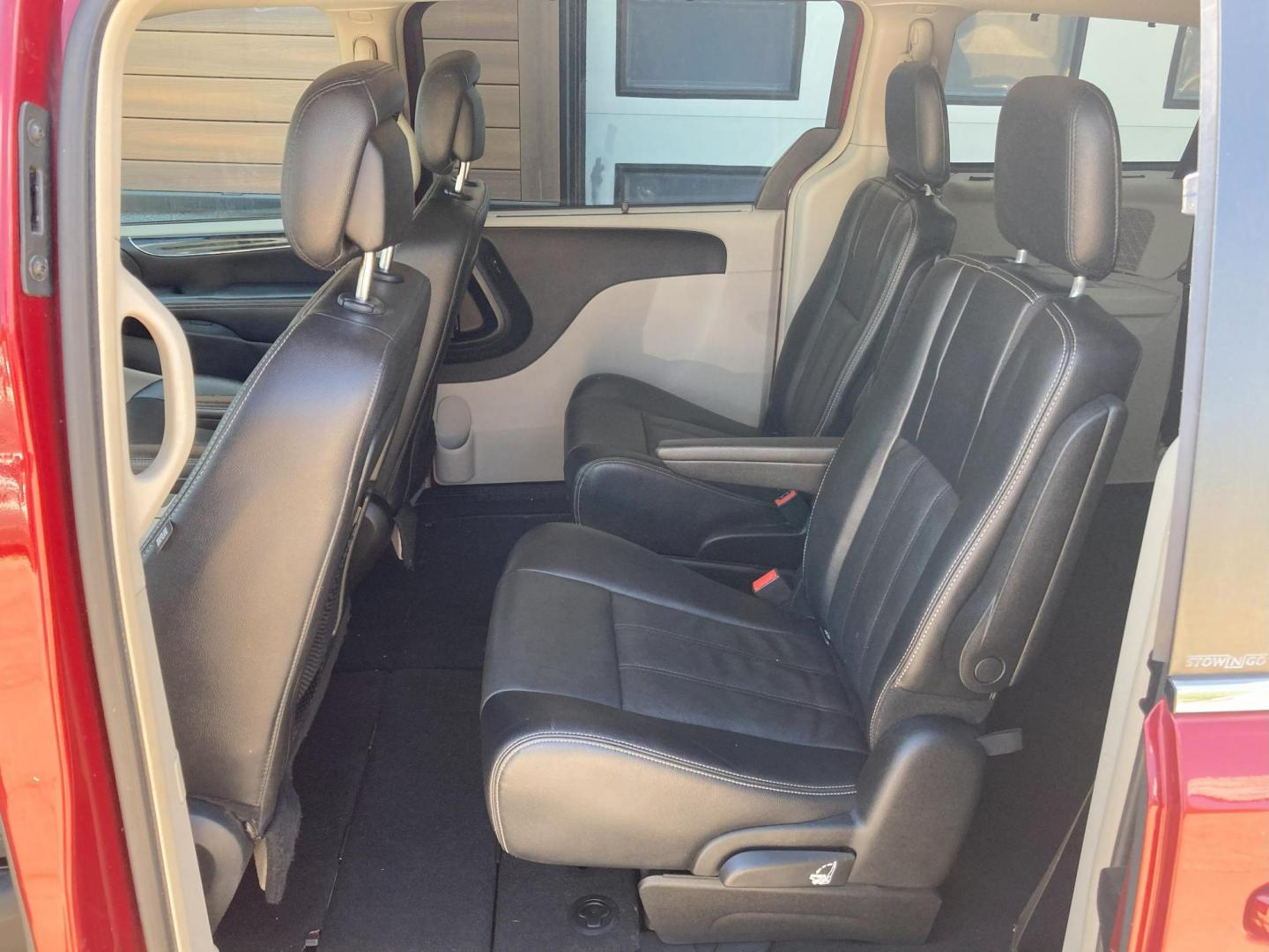 2014 Inferno Red Met Chrysler Town and Country Touring (2C4RC1BG9ER) with an 3.6L V6 DOHC 24V engine, 6-Speed Automatic transmission, located at 1800 South Ihm Blvd, Freeport, IL, 61032, (815) 232-5543, 42.278645, -89.607994 - Town and Country Touring Wagon LWB - Photo#7